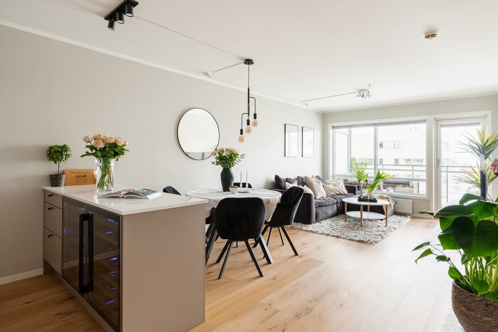 Hele leiligheten holder en moderne standard med delikate overflater og fargevalg Galleribilde