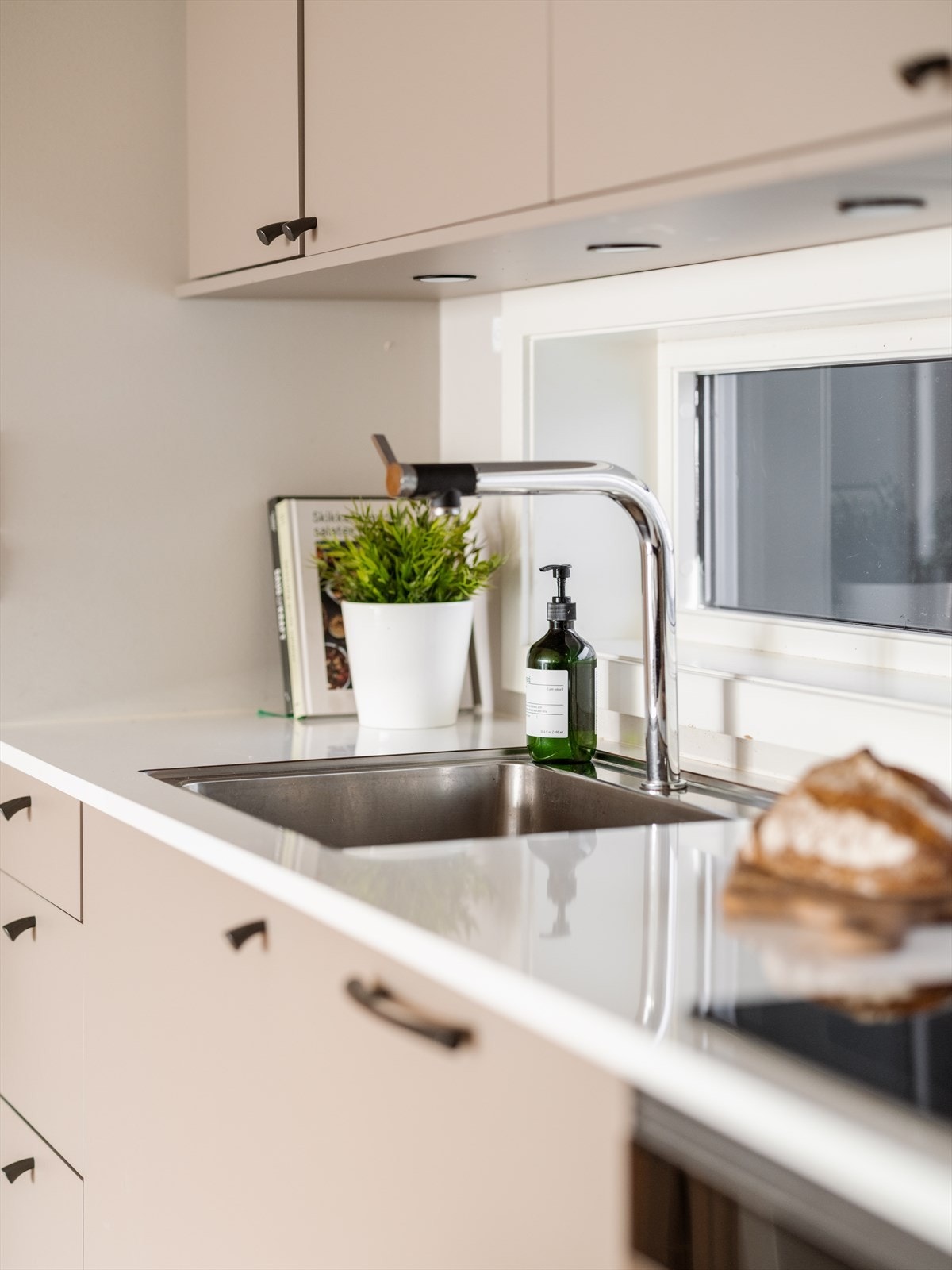 Det god med oppbevaringsplass både i skap og skuffer Galleribilde