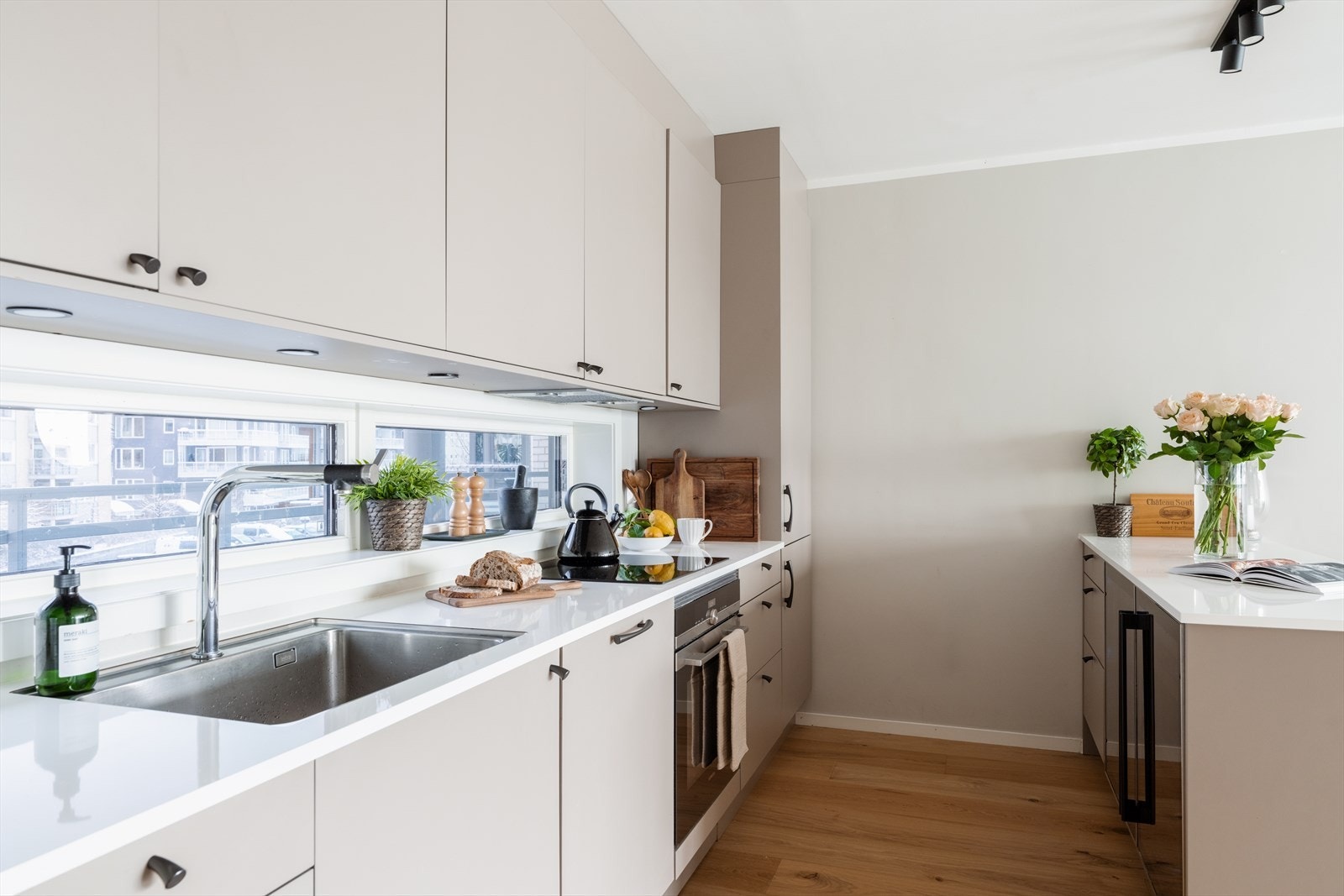 Flott innredning med gråe, glatte fronter og laminat benkeplate Galleribilde