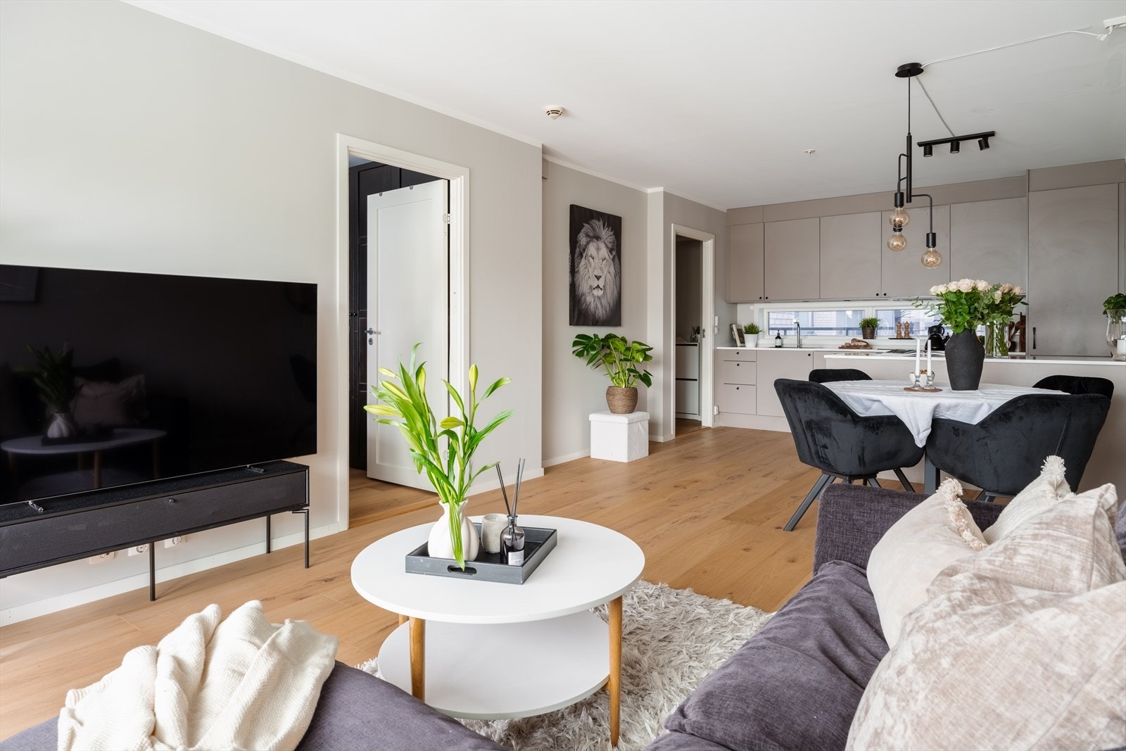 Stuen har en klassisk planløsning med flere innredningsmuligheter Galleribilde