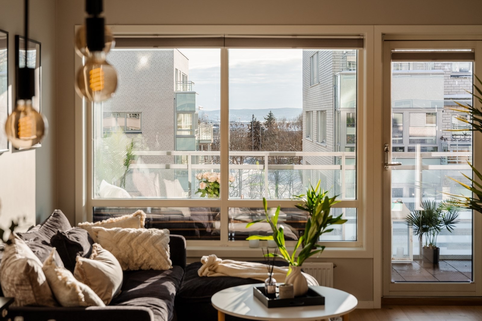 Store vindusflater som slipper inn rikelig med naturlig lys Galleribilde