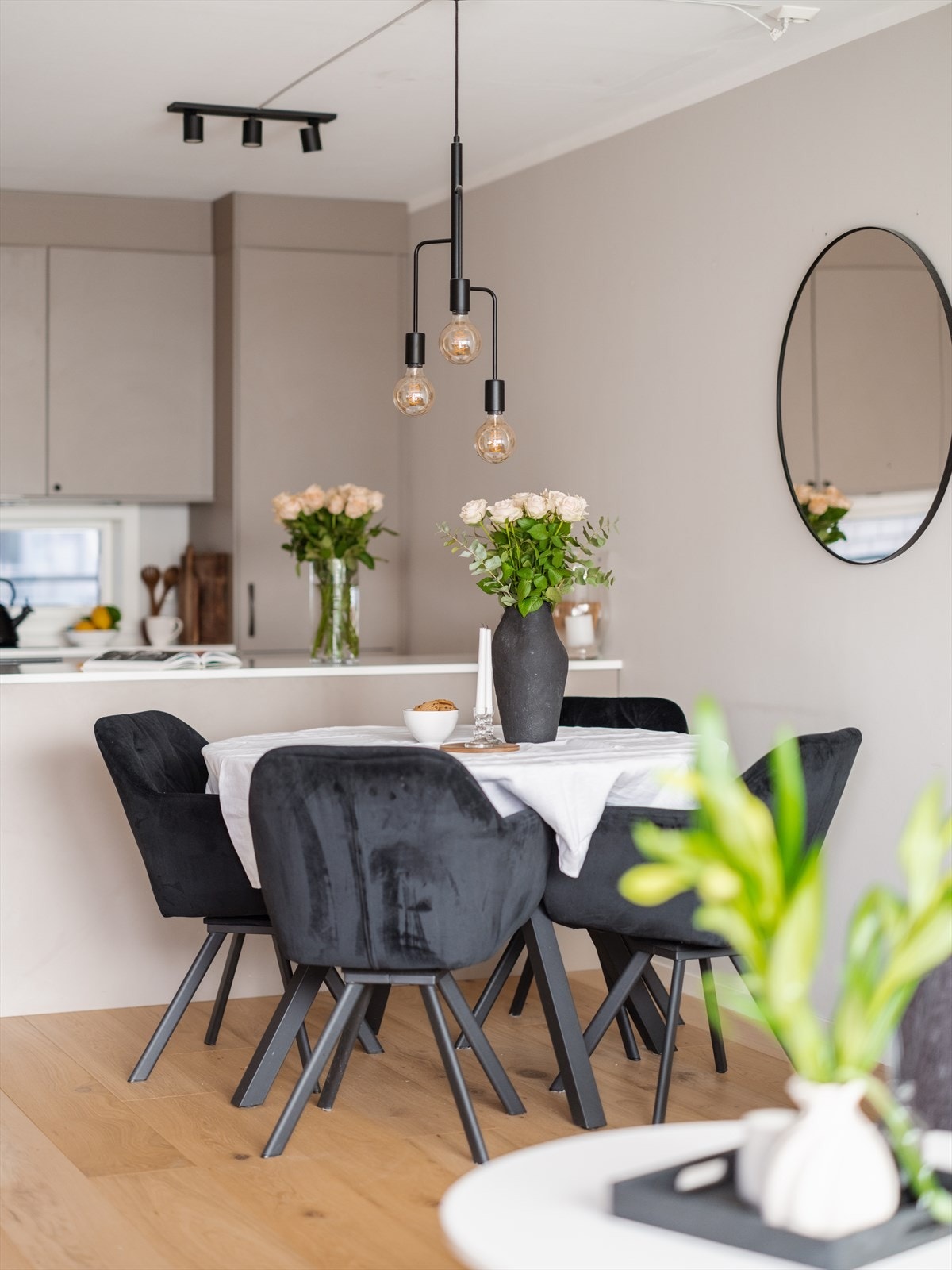 Det er god plass til et hyggelig spisebord - perfekt sted å invitere venner og familie et hyggelig middagsbesøk Galleribilde