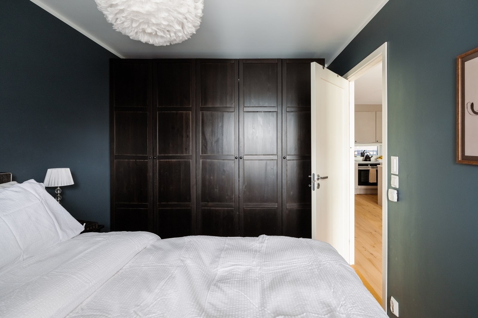 Det er rikelig med oppbevaringsplass i medfølgende garderobeskap Galleribilde