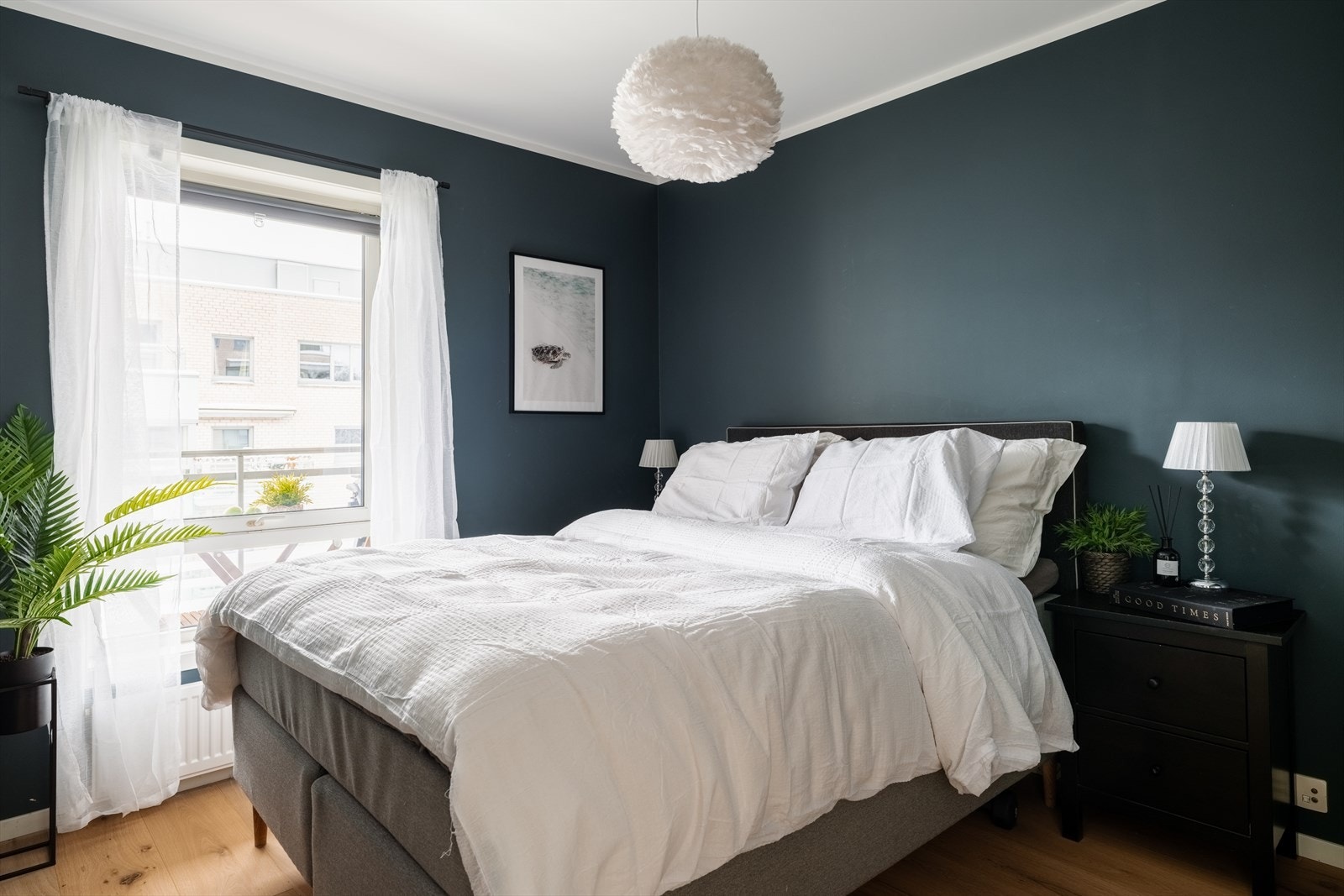 Lunt og innbydende soverom med god plass til dobbeltseng og nattbord på begge sider Galleribilde