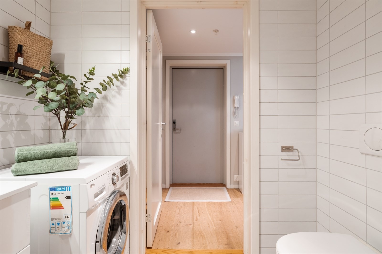 Badet har balansert ventilasjon og opplegg til vaskemaskin Galleribilde