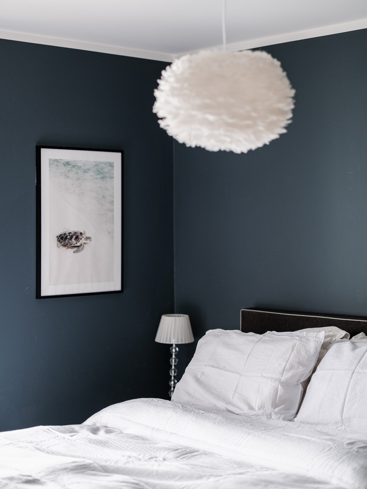 Soverommet er malt i en behagelig blåfarge Galleribilde