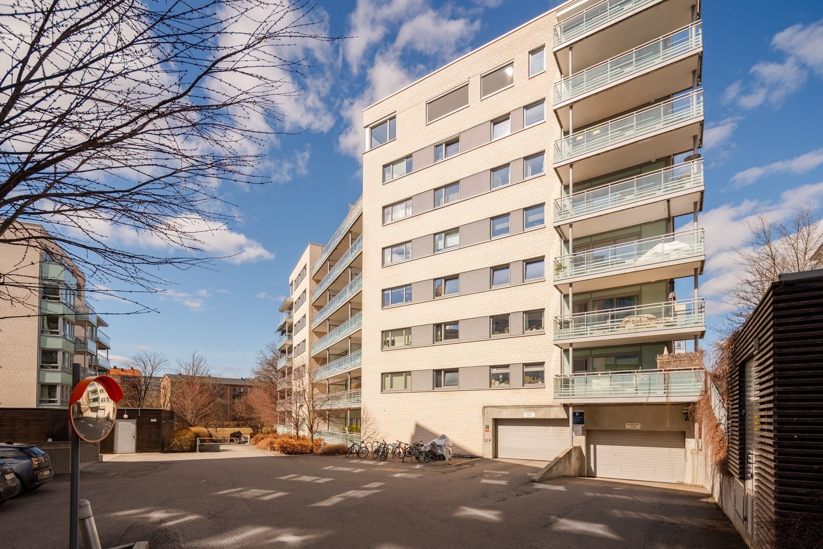 Det er tidvis mulighet for kjøp og leie av garasjeplass i underetasjen Galleribilde