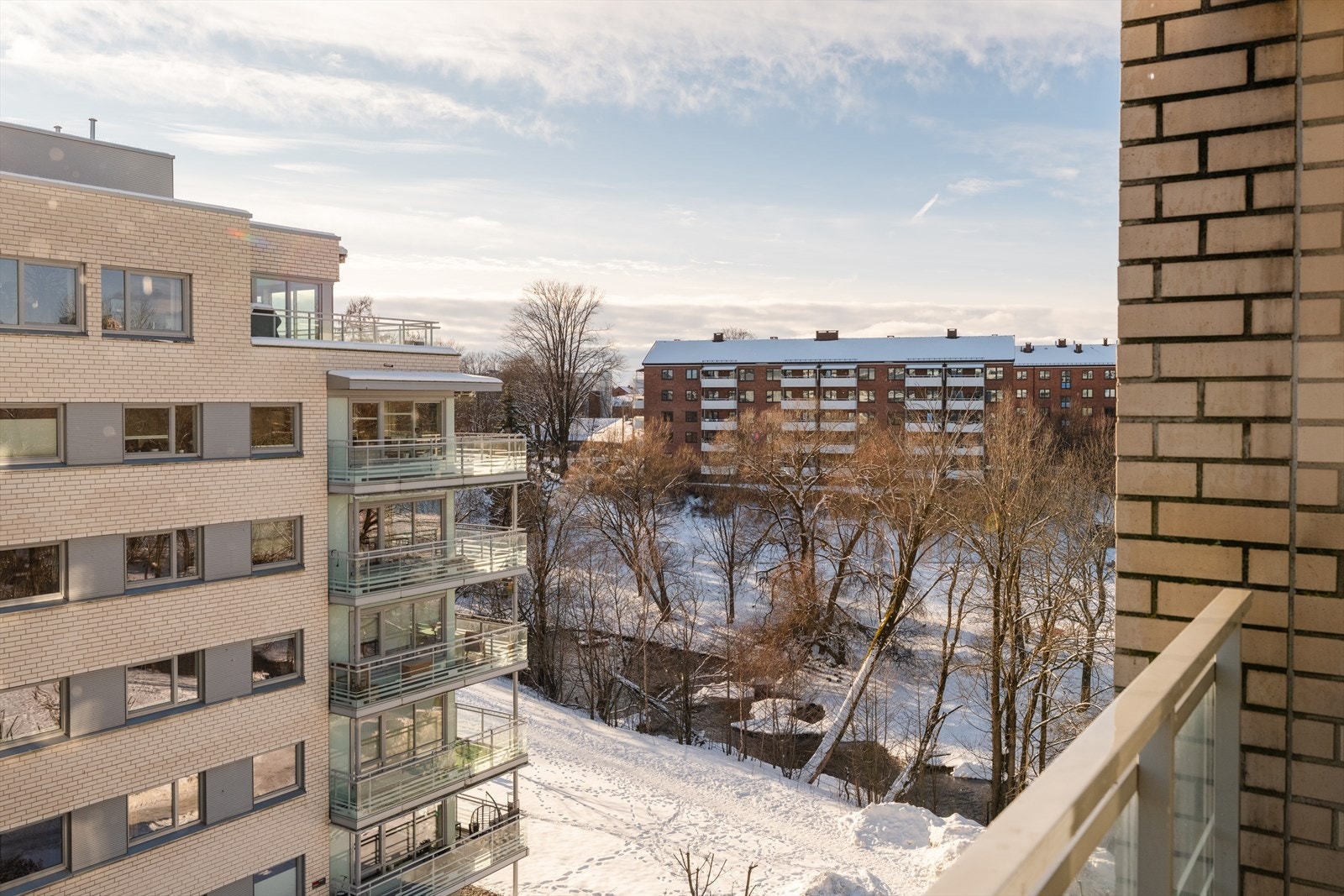 Akerselva er rett ved, og på sommerstid kan du nyte grønne trær som omringer elven Galleribilde