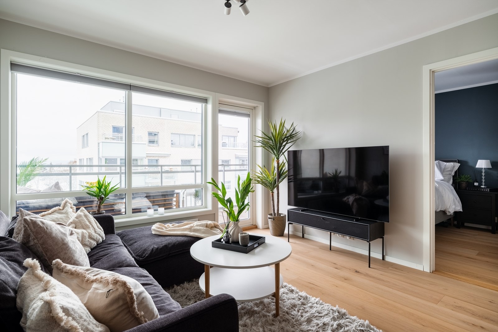 Stuen er malt i en behagelig farge og har flott en-stavs parkettgulv Galleribilde