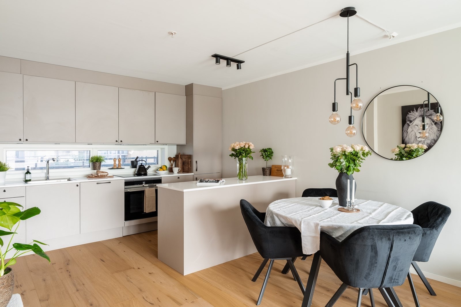 Stilrent kjøkken fra Sigdal fra 2017 som ligger i en åpen og sosial løsning mot stuen Galleribilde