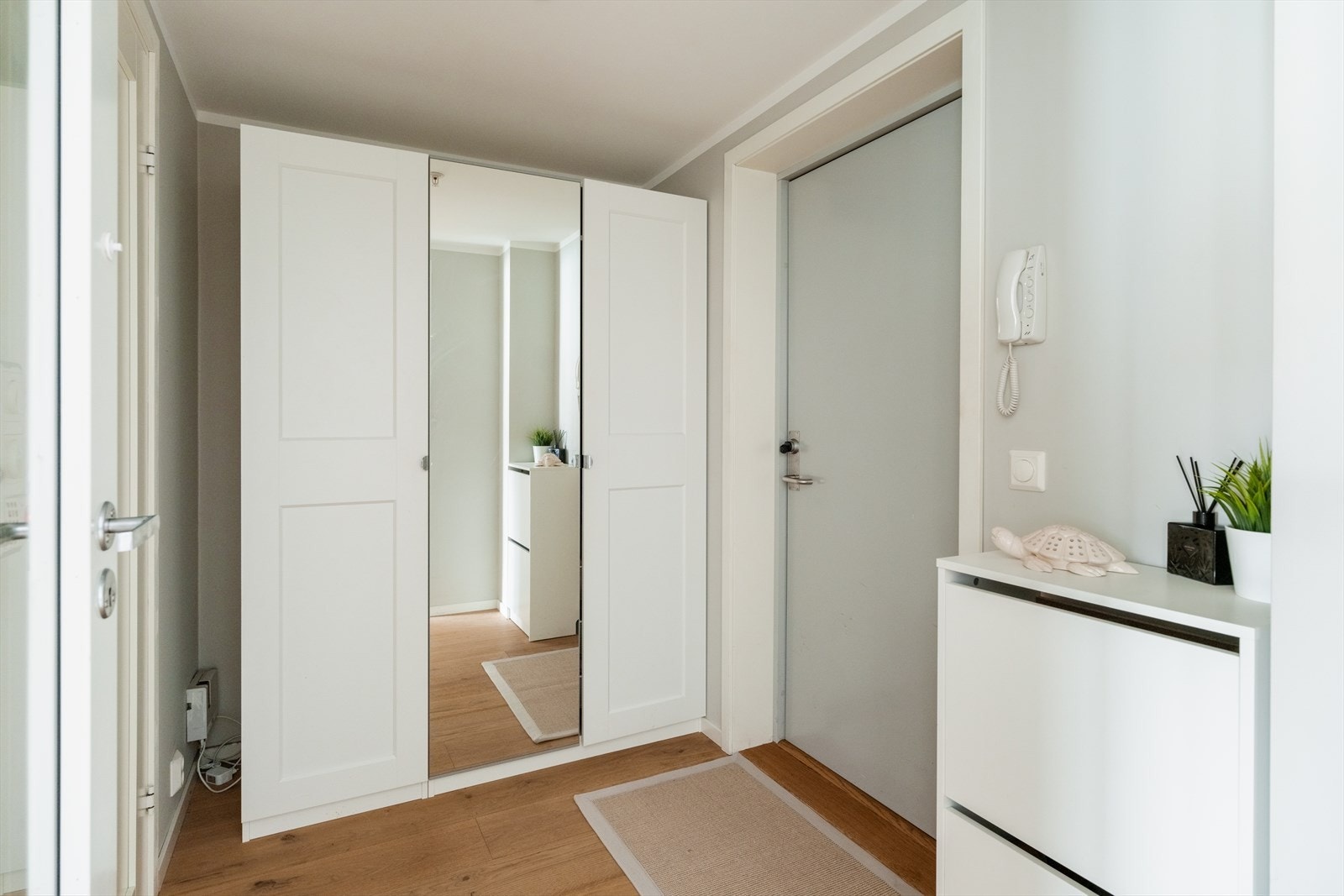 Lys og innbydende entré med god plass til å henge fra seg yttertøy i medfølgende garderobe med speilfronter Galleribilde