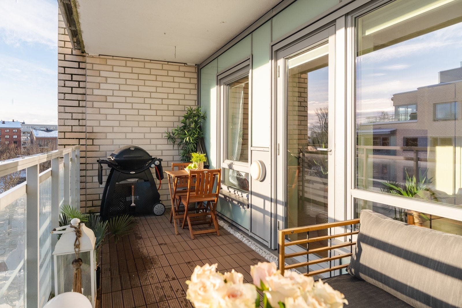 Svært romslig balkong med god plass til utemøbler, beplantning og grill Galleribilde