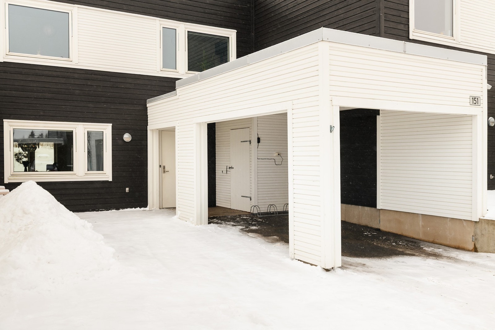 Det er parkering i egen carport på 15 m². I tillegg er det flere oppstillingsplasser på gårdsplass. Det er også en praktisk bod på ca 2 kvm ved inngangspartiet. Galleribilde