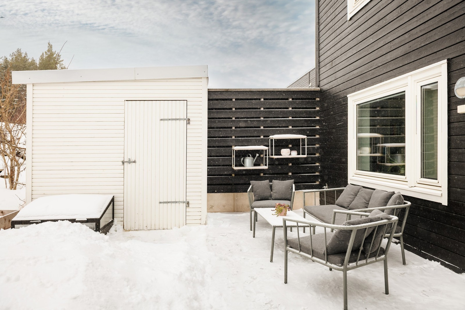 Praktisk utebod på 3 m² ved terrassen gir god plass til lagring. Galleribilde