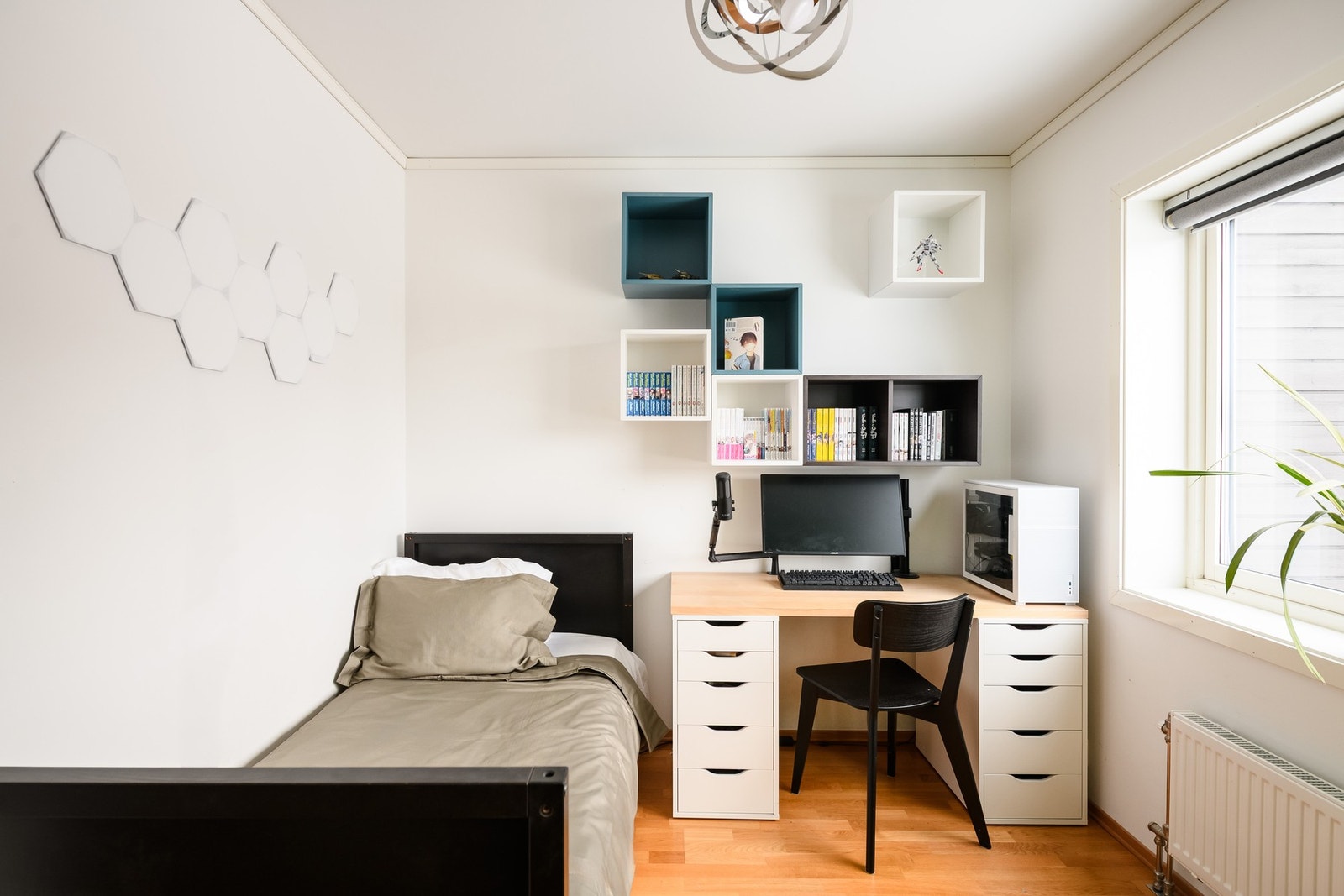 Rommene har gode lysforhold og plass til både seng og arbeidsplass. Galleribilde