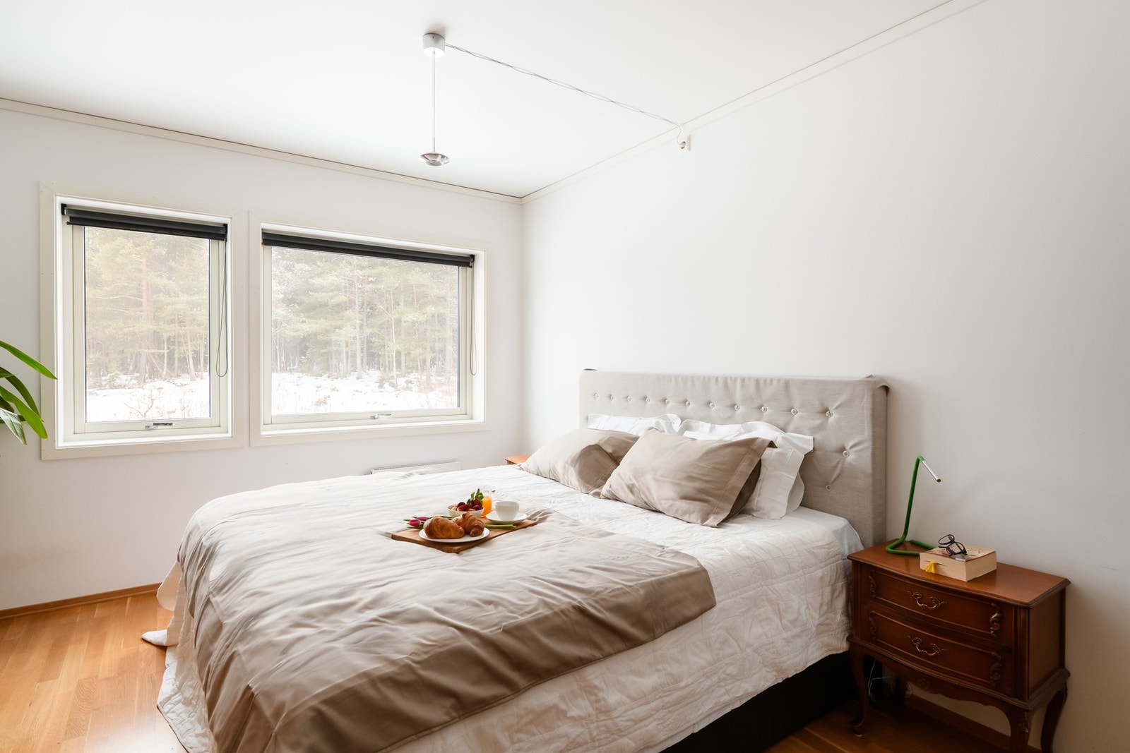 Rommet har parkettgulv og malte vegger, som gir et godt utgangspunkt for personlig innredning. Galleribilde