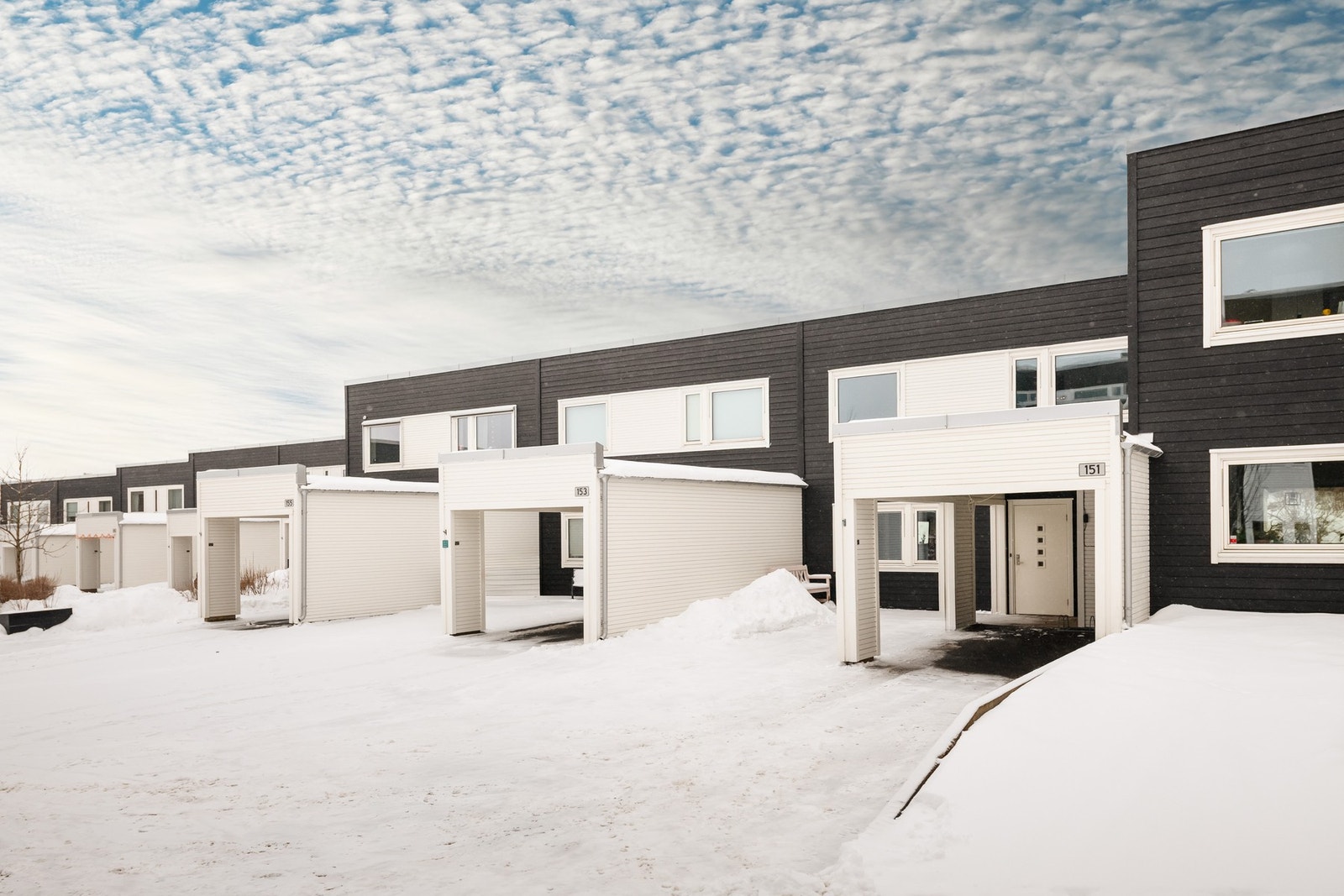 Boligen ligger i et veletablert, trygt og svært familievennlig nabolag med lite støy. Galleribilde