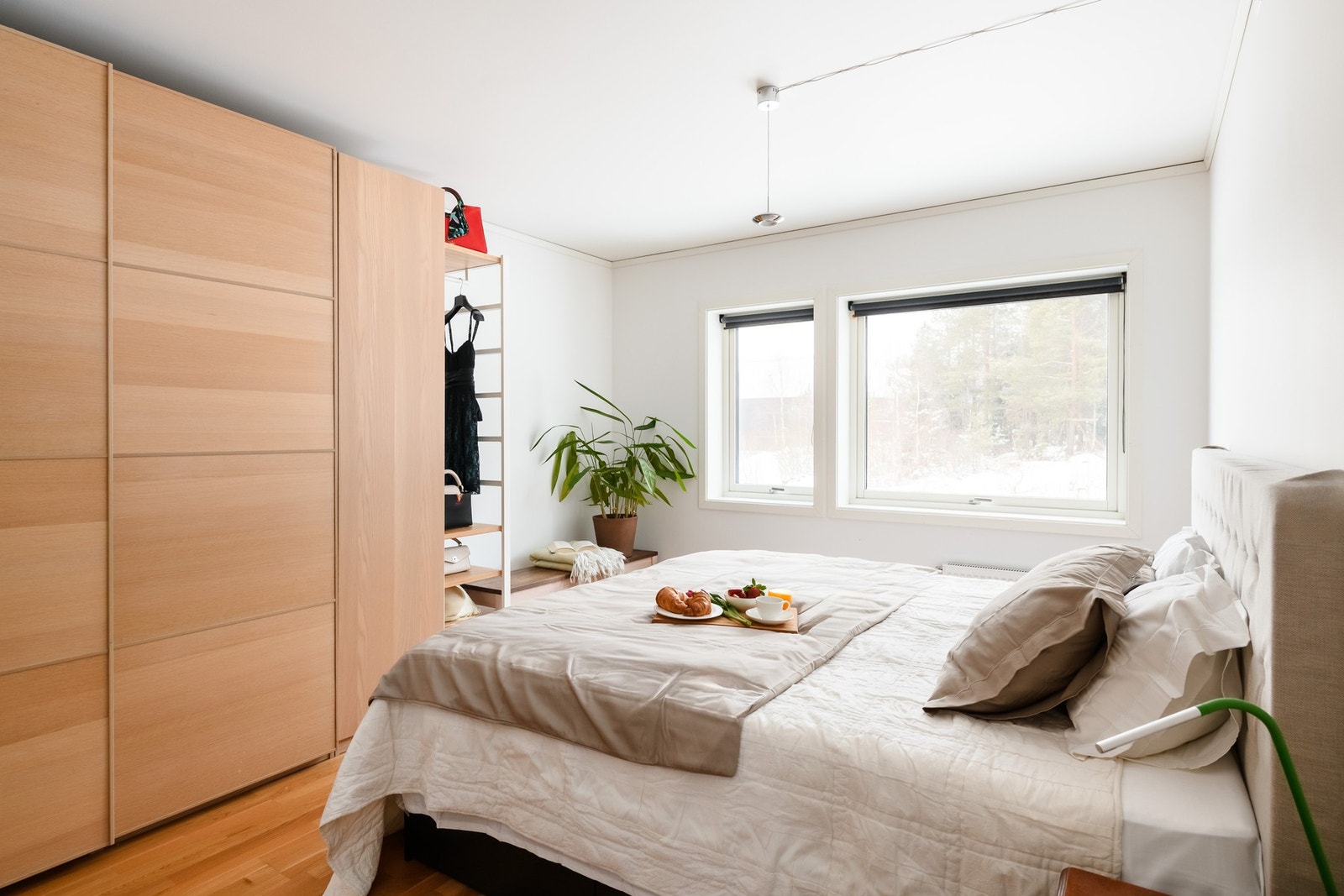 Hovedsoverommet er romslig med god plass til dobbeltseng og tilhørende møblement. Det er god lagringsplass i et stort garderobeskap. Galleribilde