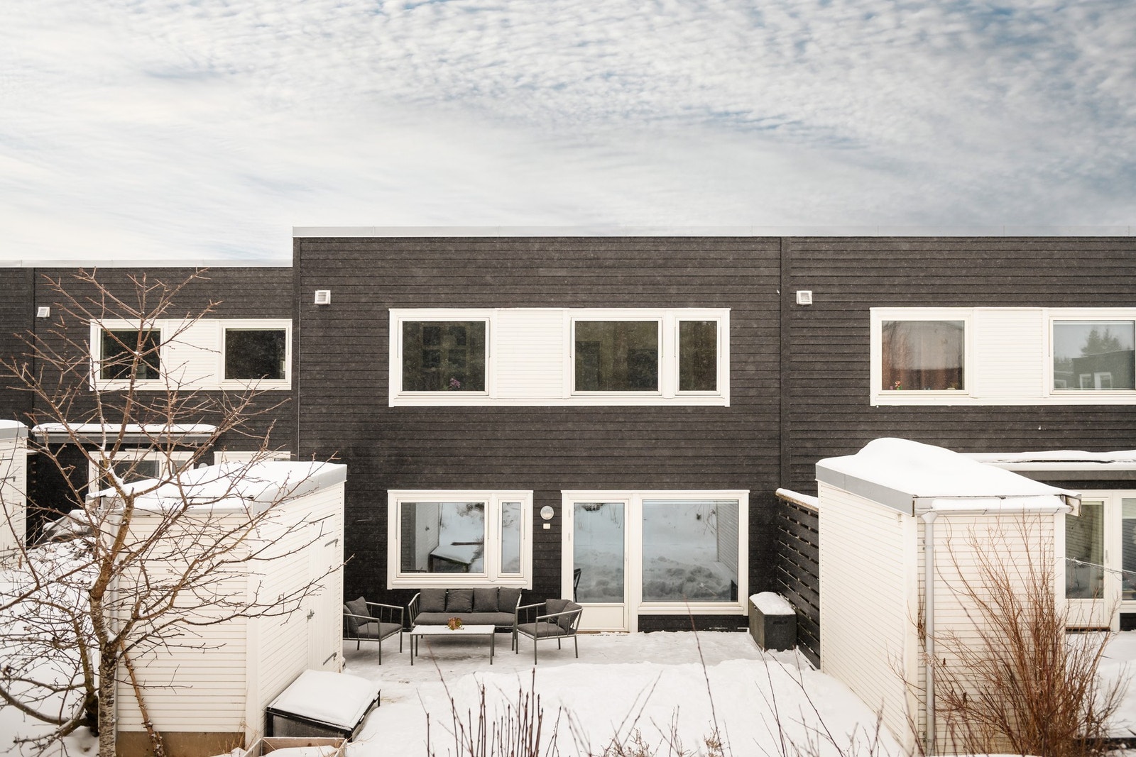 Den utvendige fasaden med liggende panel ble beiset i 2022. Galleribilde