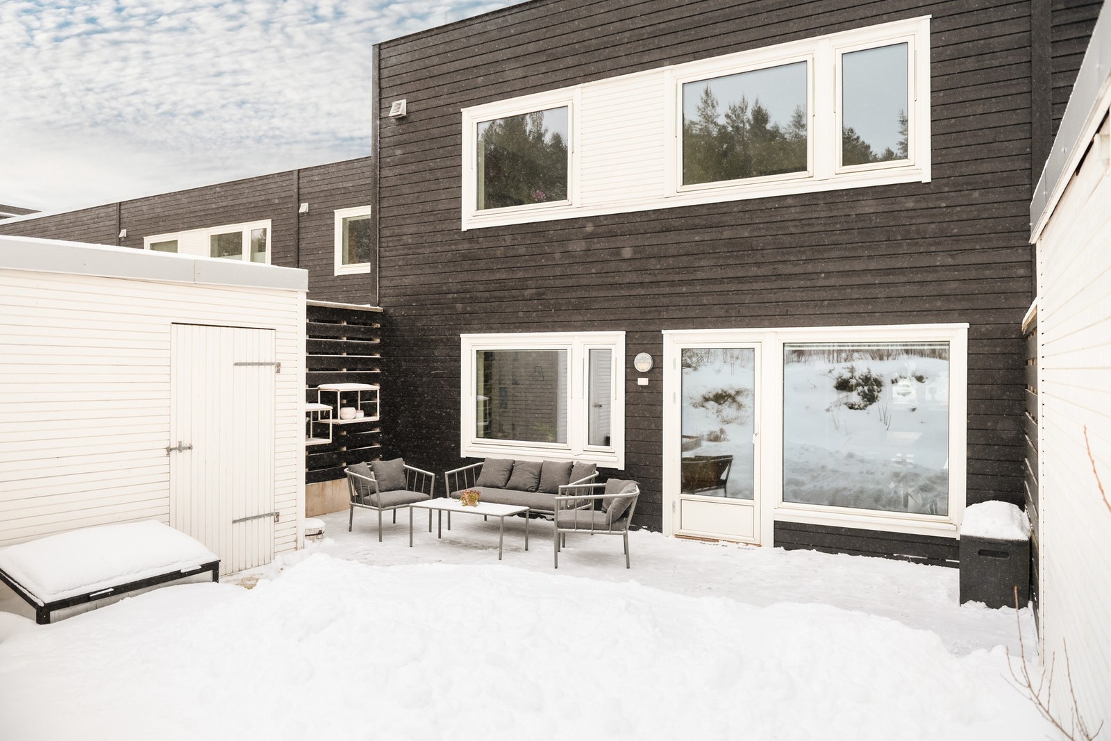 Boligen har to private uteplasser, en på hver side av huset. Galleribilde