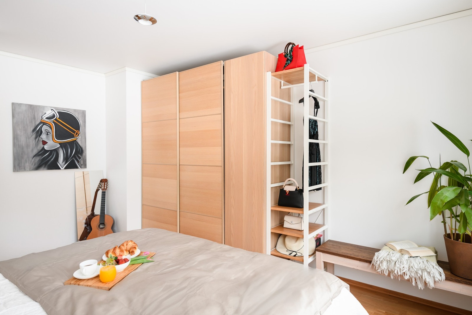 Soverommene i andre etasje oppvarmes med radiatorer tilknyttet fjernvarmeanlegget. Galleribilde