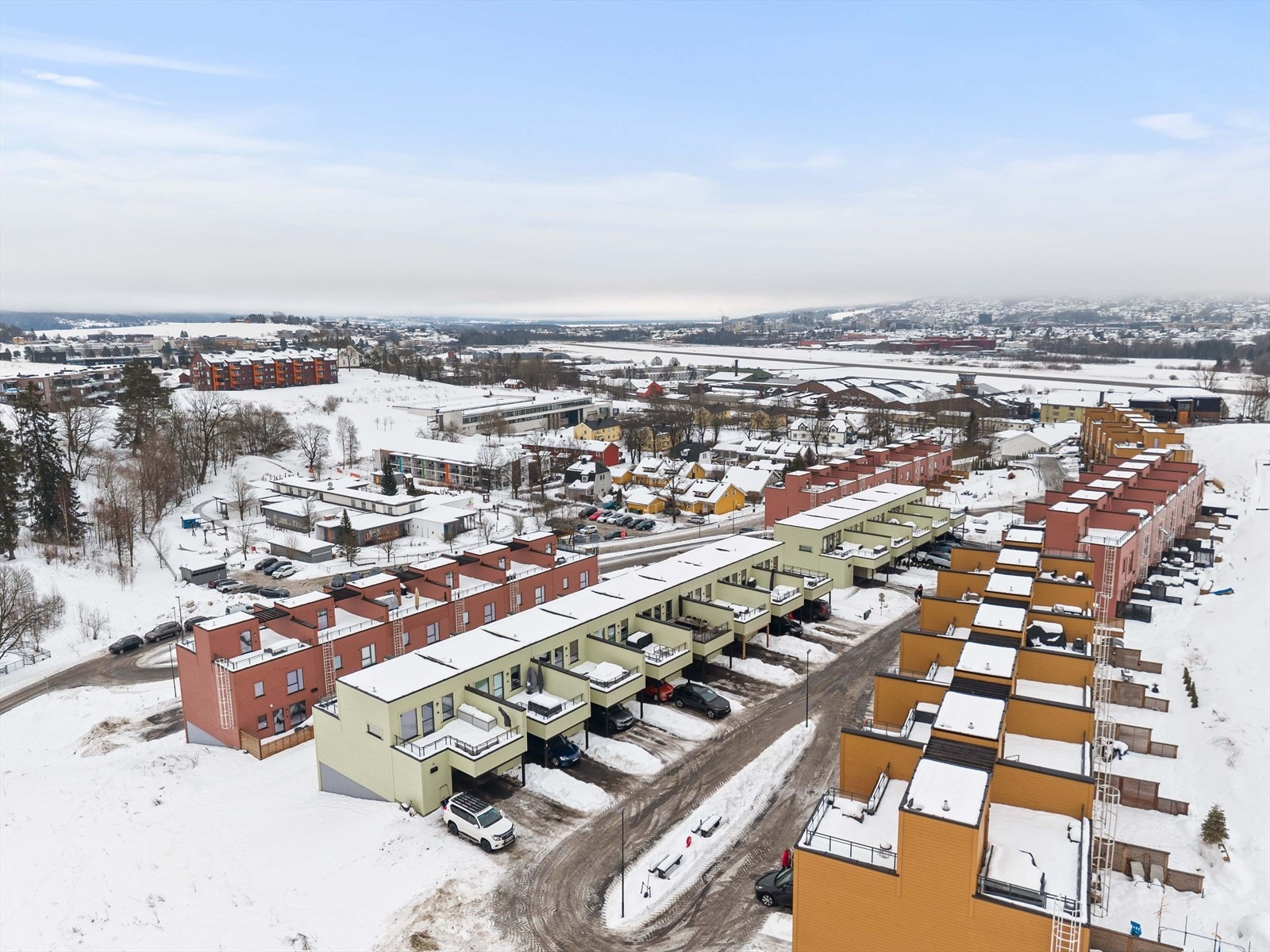 Fra boligen er det umiddelbar nærhet til barnehager, lekeplasser, kollektivtilbud, samt kort vei til Lillestrøm sentrum Galleribilde