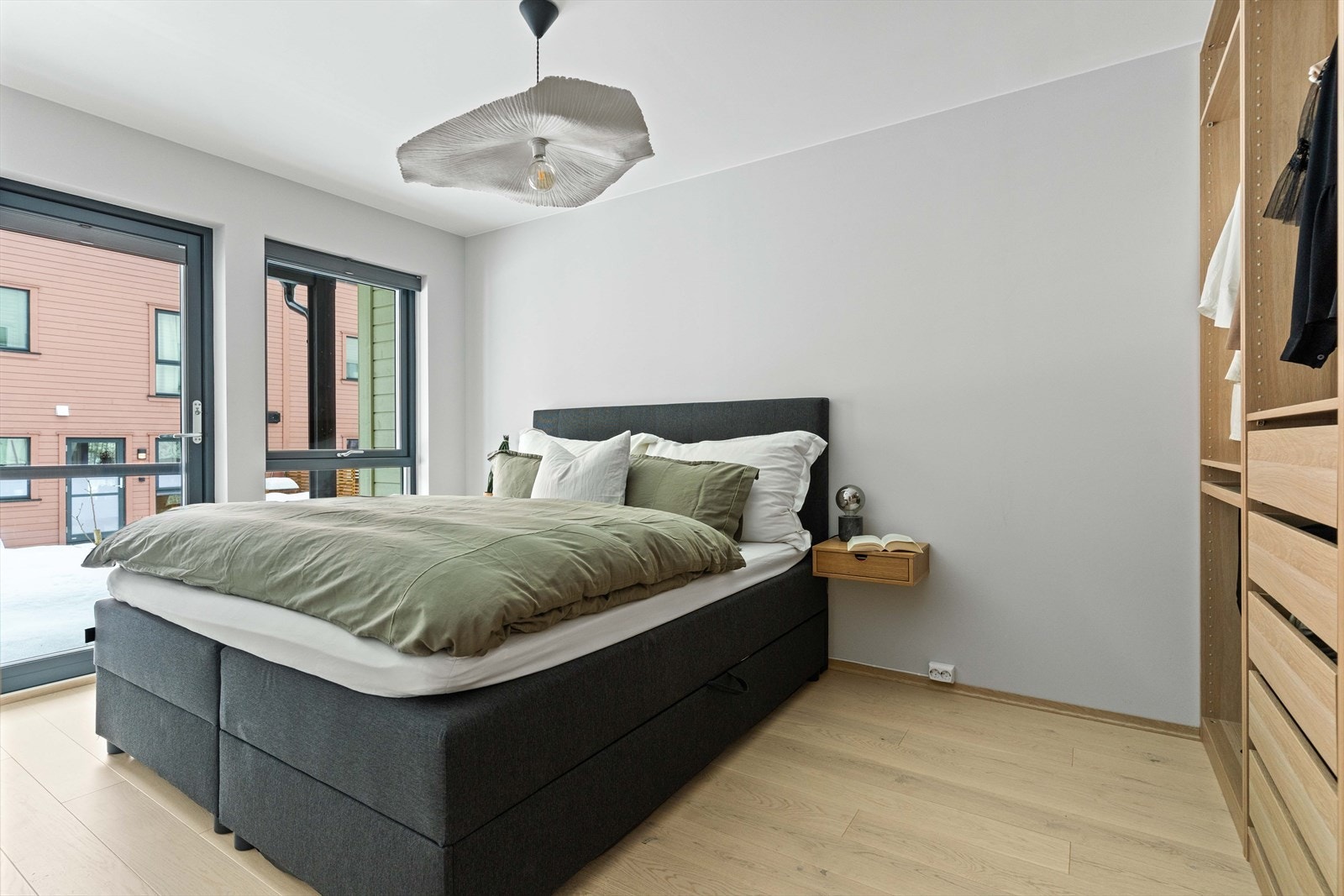 Soverommet er videre pent innredet med en-stavs parkett på gulv og lysmalte vegger. Fra rommet er det utgang til hageflekk. Galleribilde