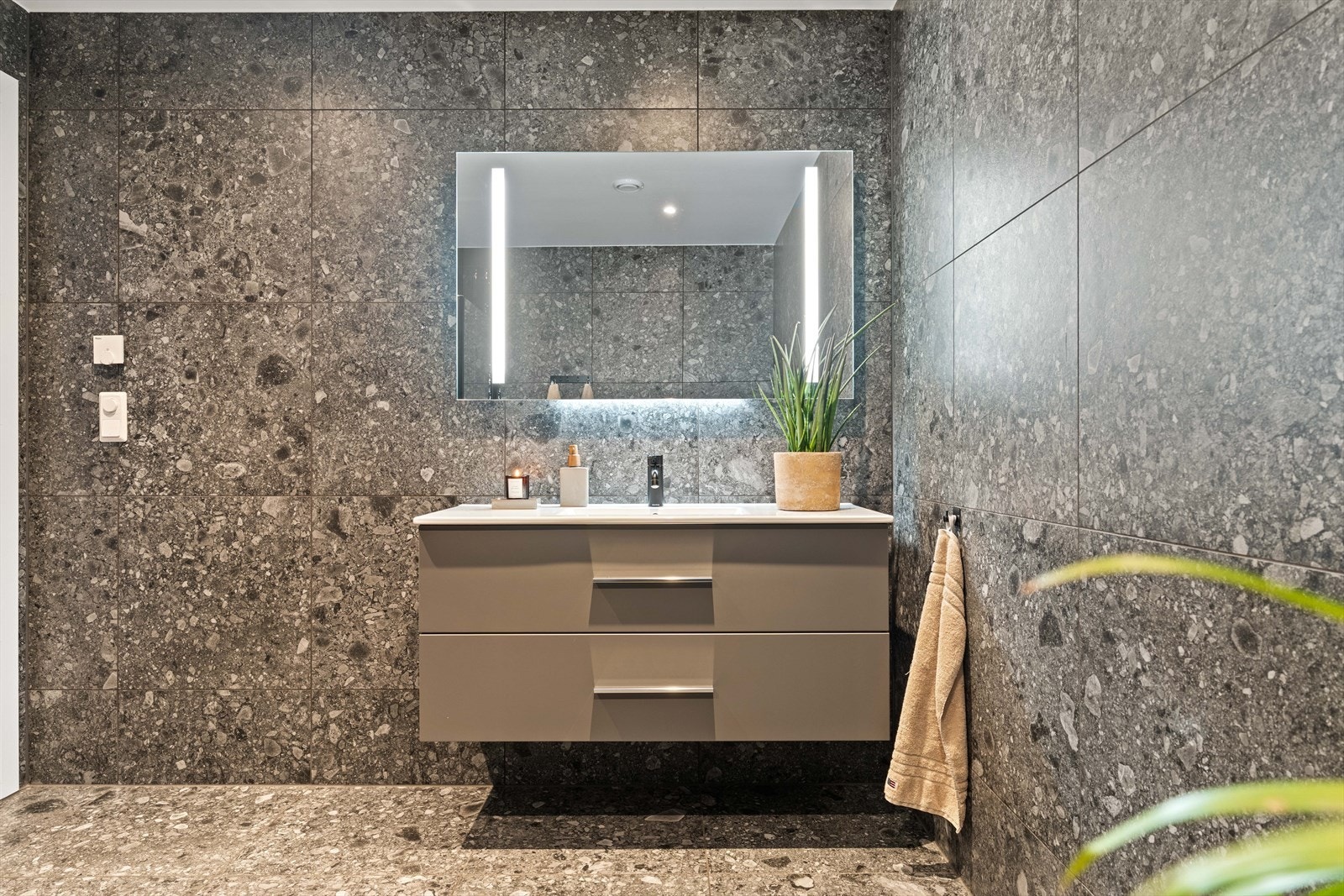 Badet er videre utstyrt med heldekkende servant med servantskuffer, og regnfallsdusj m/innfellbare glassdører. Galleribilde