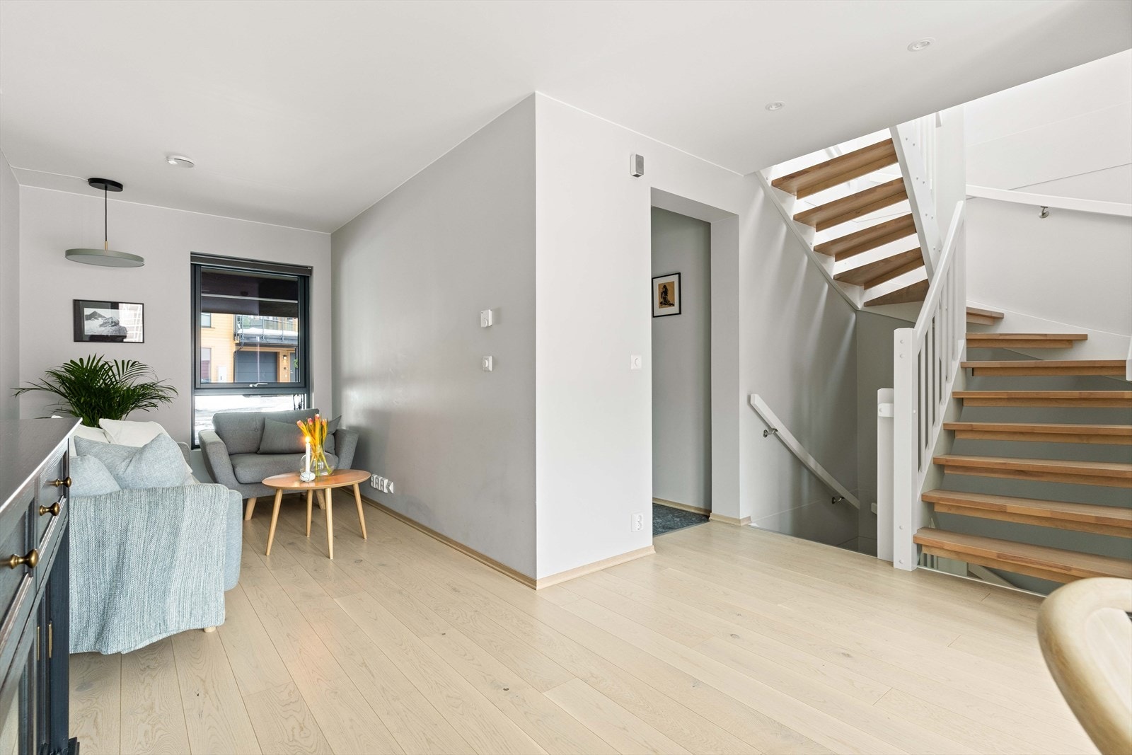 I forlengelse av spisestuen og kjøkkenet er det fin plass til sofakrok med tilhørende mediemøblement Galleribilde