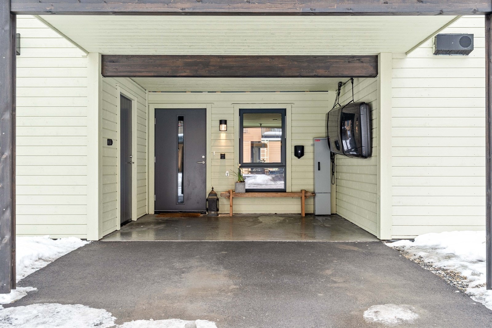 Overbygd inngangsparti med direkte adkomst til praktisk sportsbod på ca. 5 kvm og entré Galleribilde