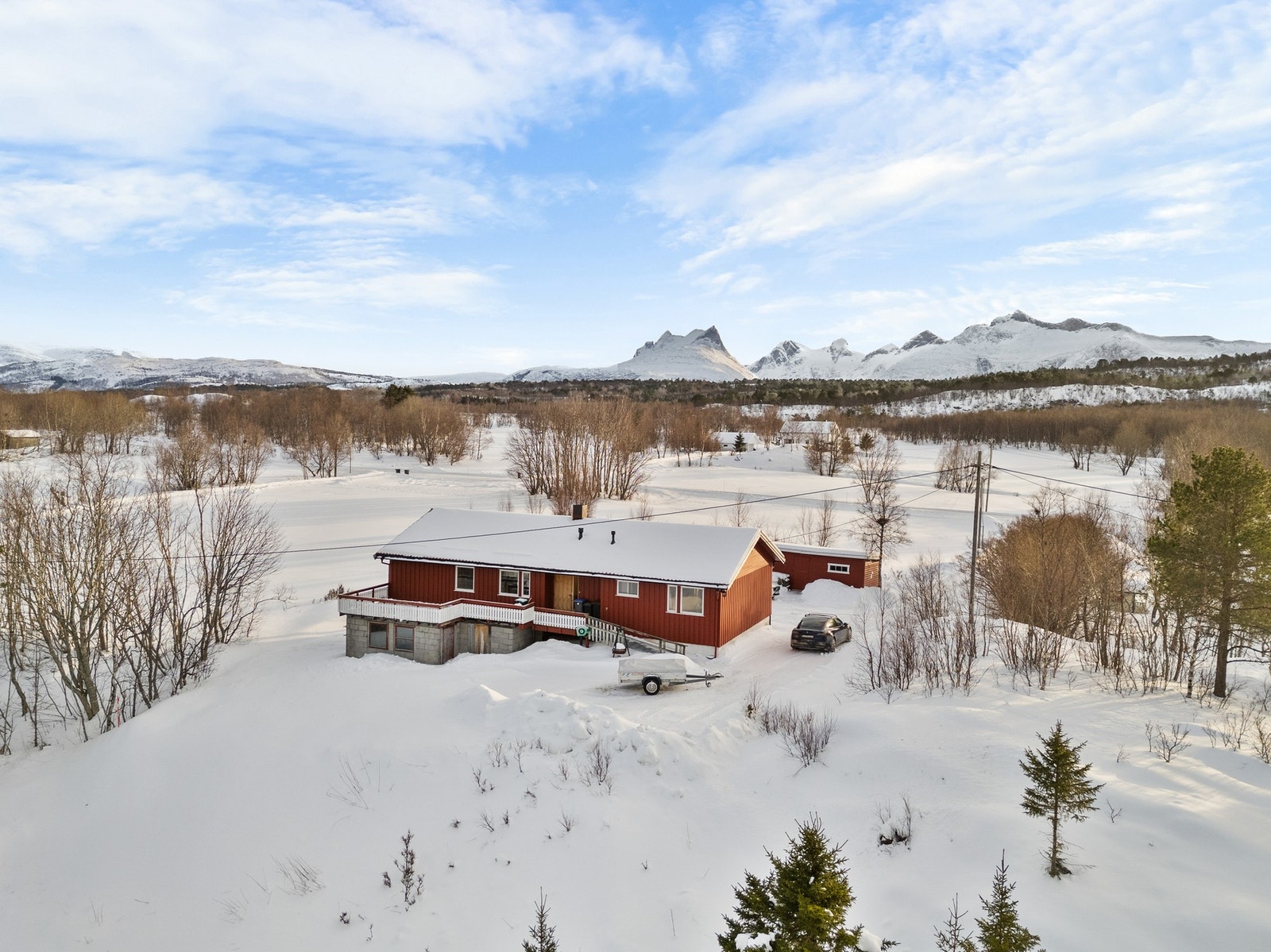 Her bor man landlig til omkranset av vakker natur Galleribilde