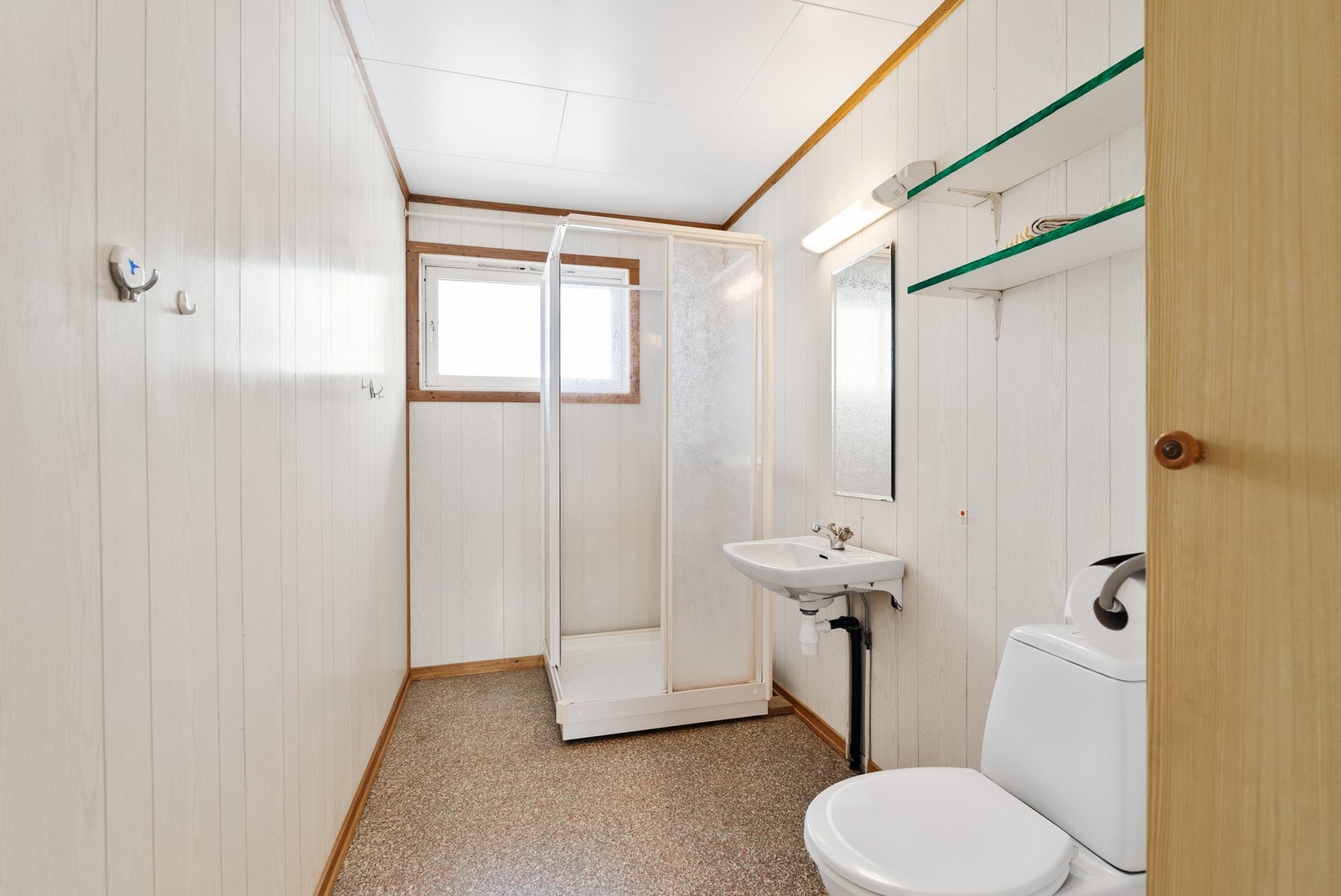 Badet er innredet med servant, toalett og dusjkabinett. Galleribilde