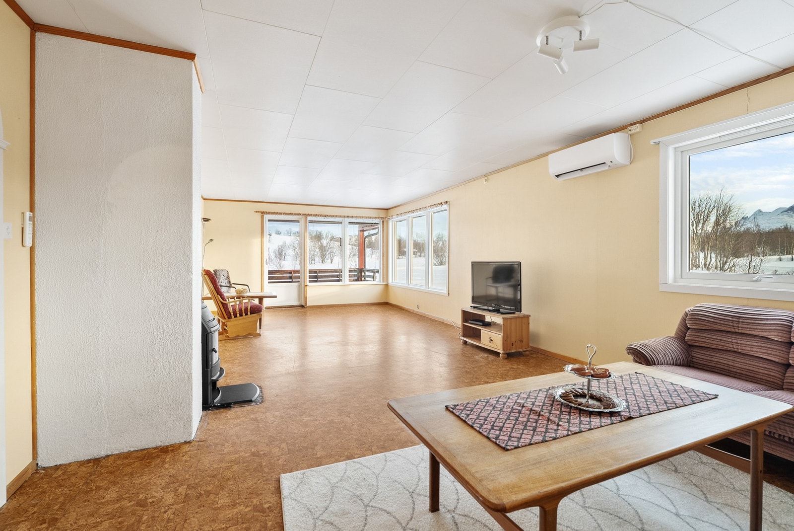 Romslig stue med flere møbleringsmuligheter Galleribilde