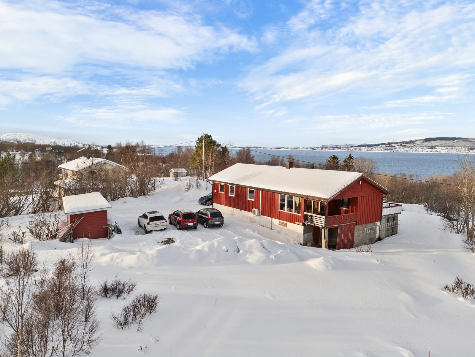 Tomten er på 1357 kvm - Svært god plass til parkering Galleribilde