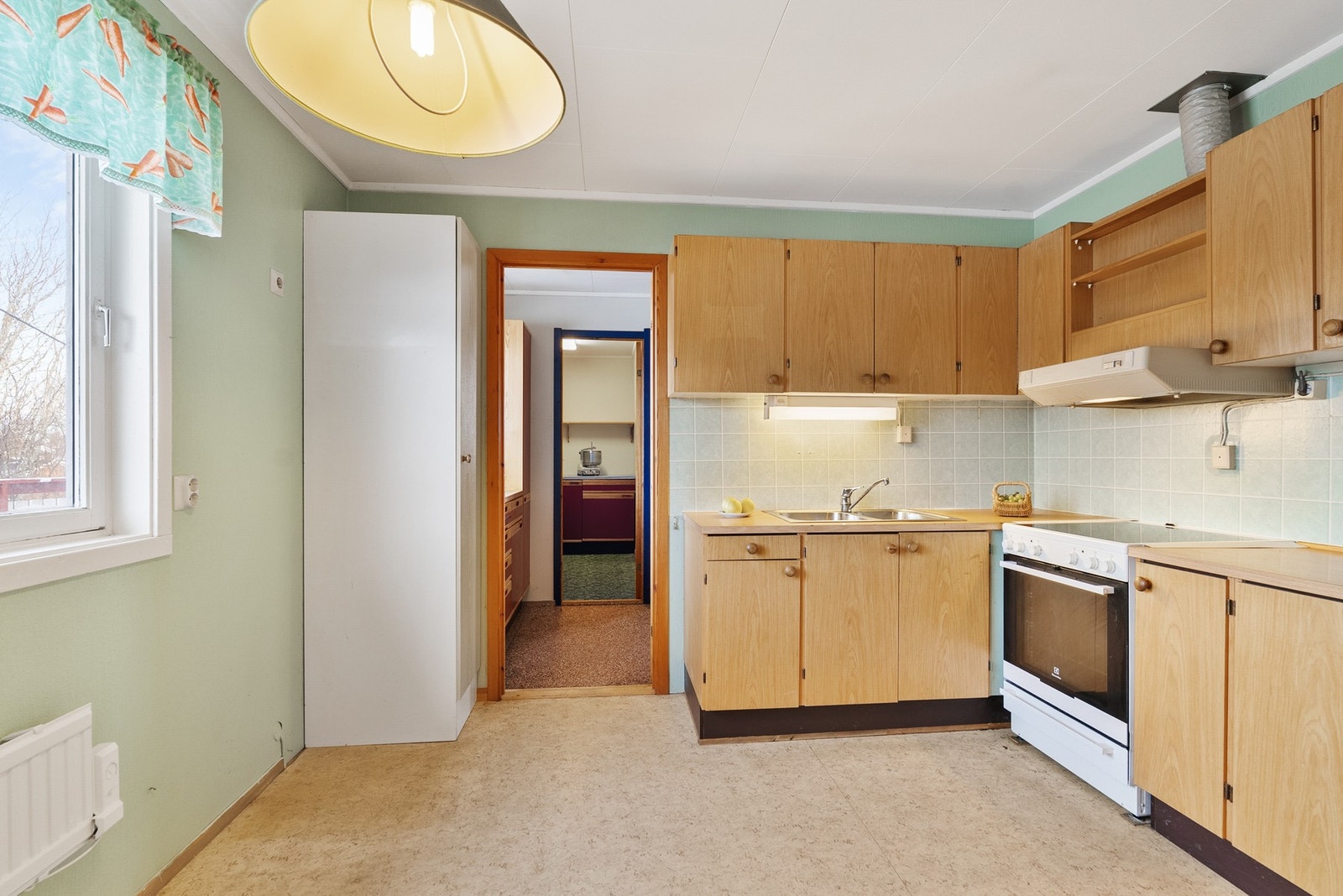 Kjøkken med adkomst til vaskerom og to boder Galleribilde