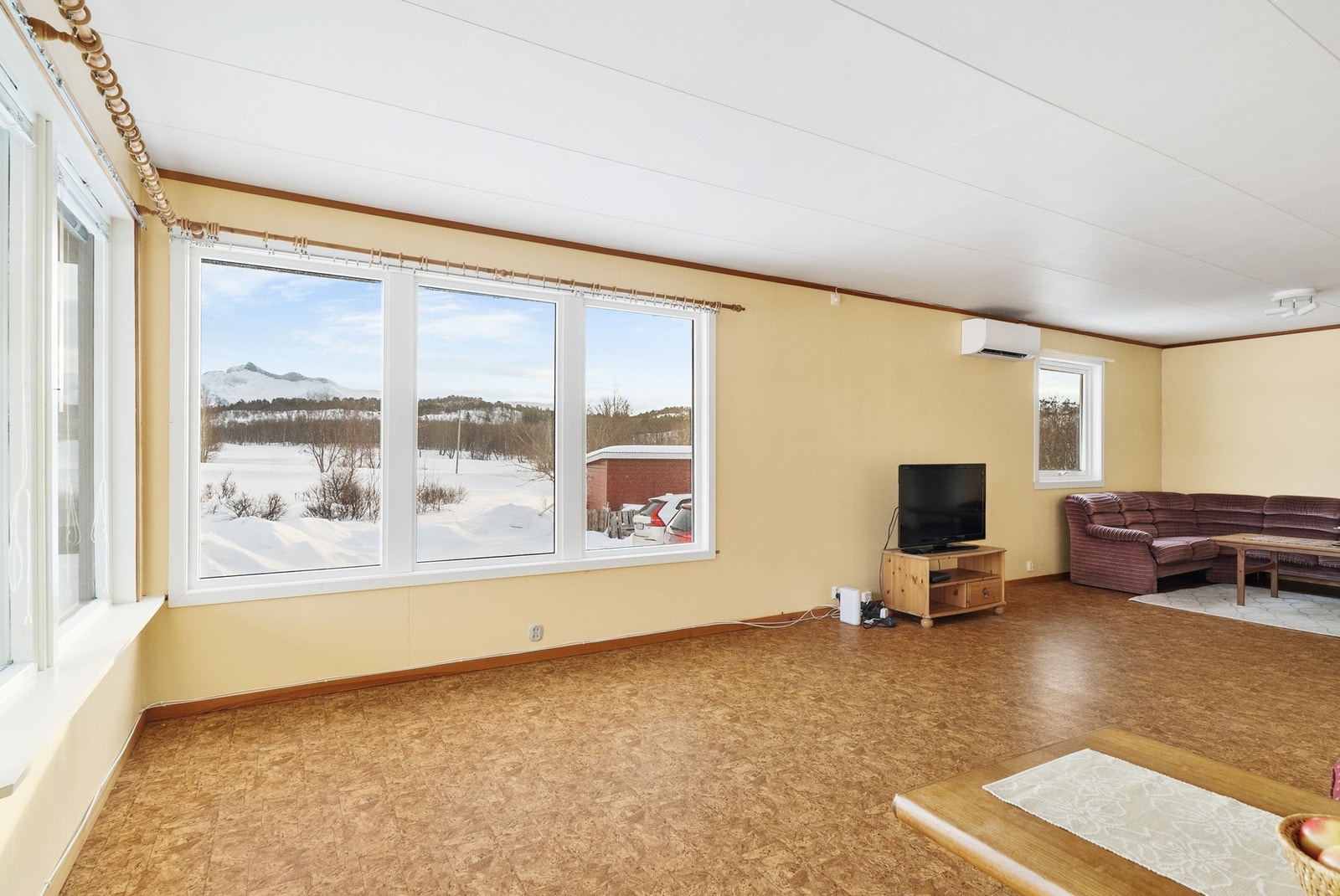 Store vindusflater gir godt med naturlig lys Galleribilde