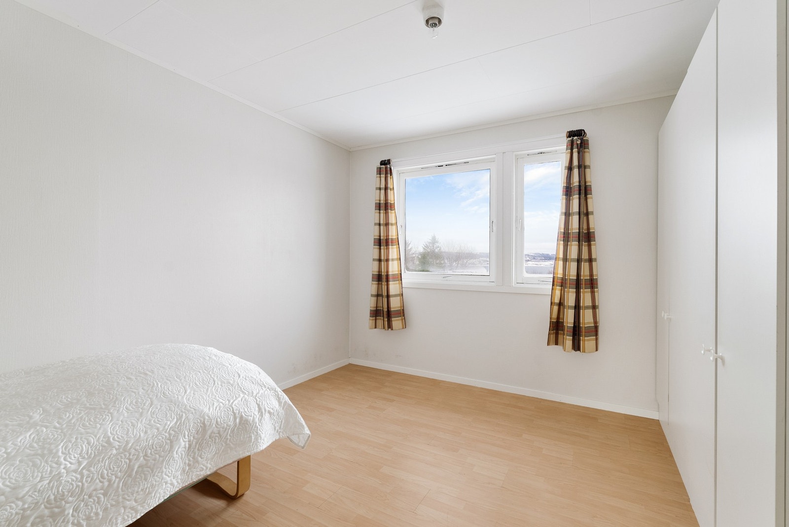 Soverom nr. 1 med garderobeskap Galleribilde