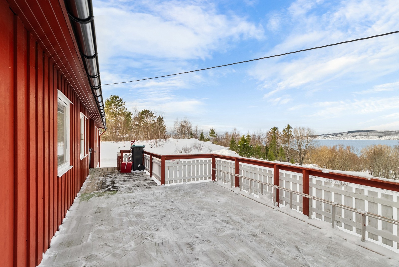 Altan med sjøutsikt i tilknytning til entré Galleribilde