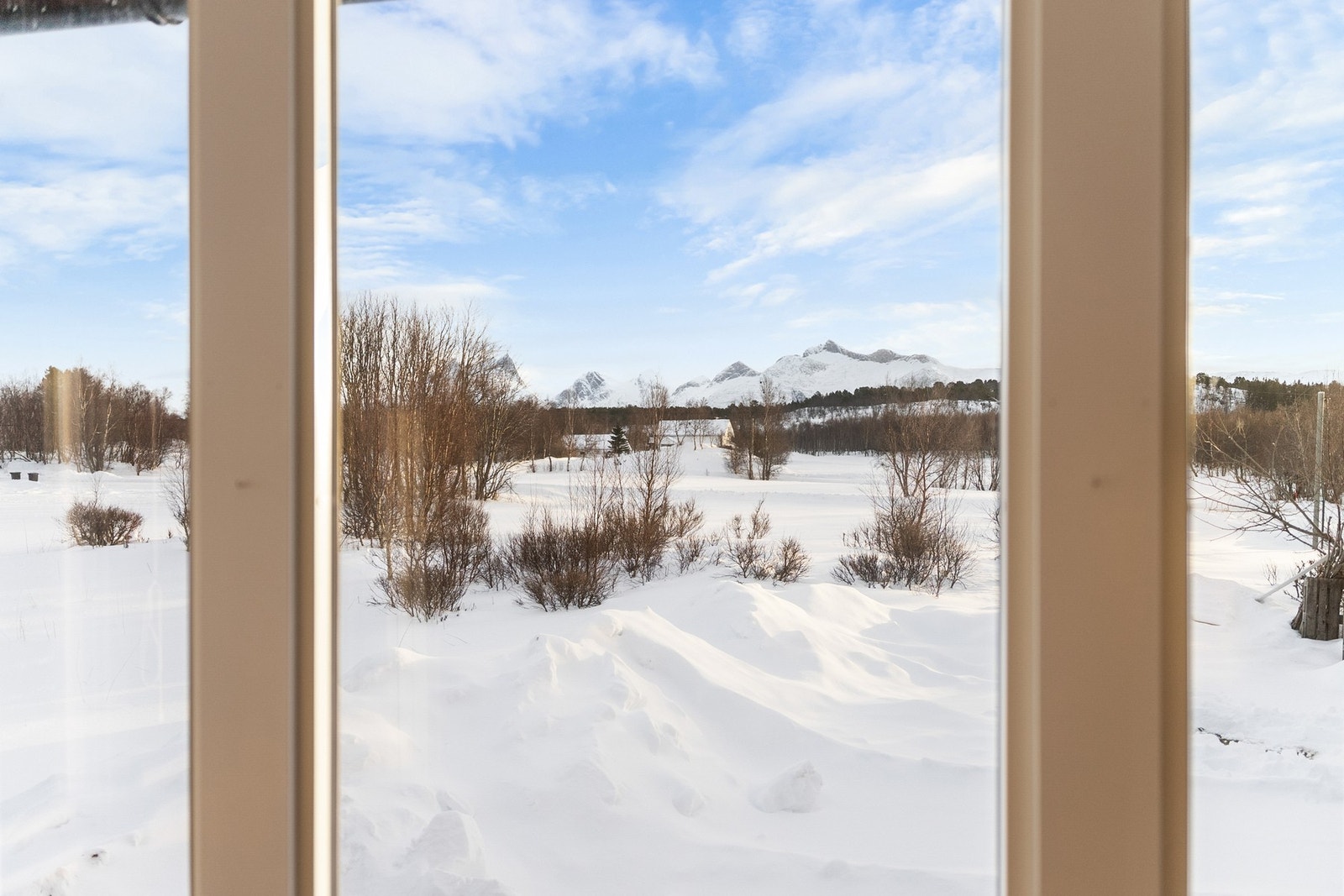 Praktfull utsikt mot Børvasstindene Galleribilde