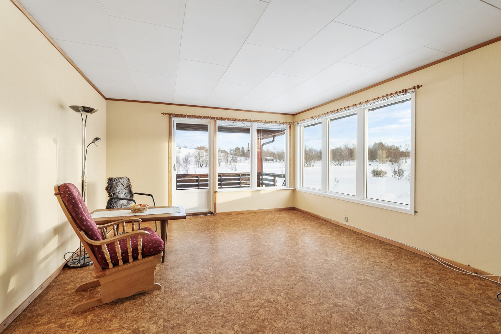 Fra stuen er det utgang til takoverbygget balkong - Det er i tillegg altan i tilknytning til inngangsparti Galleribilde