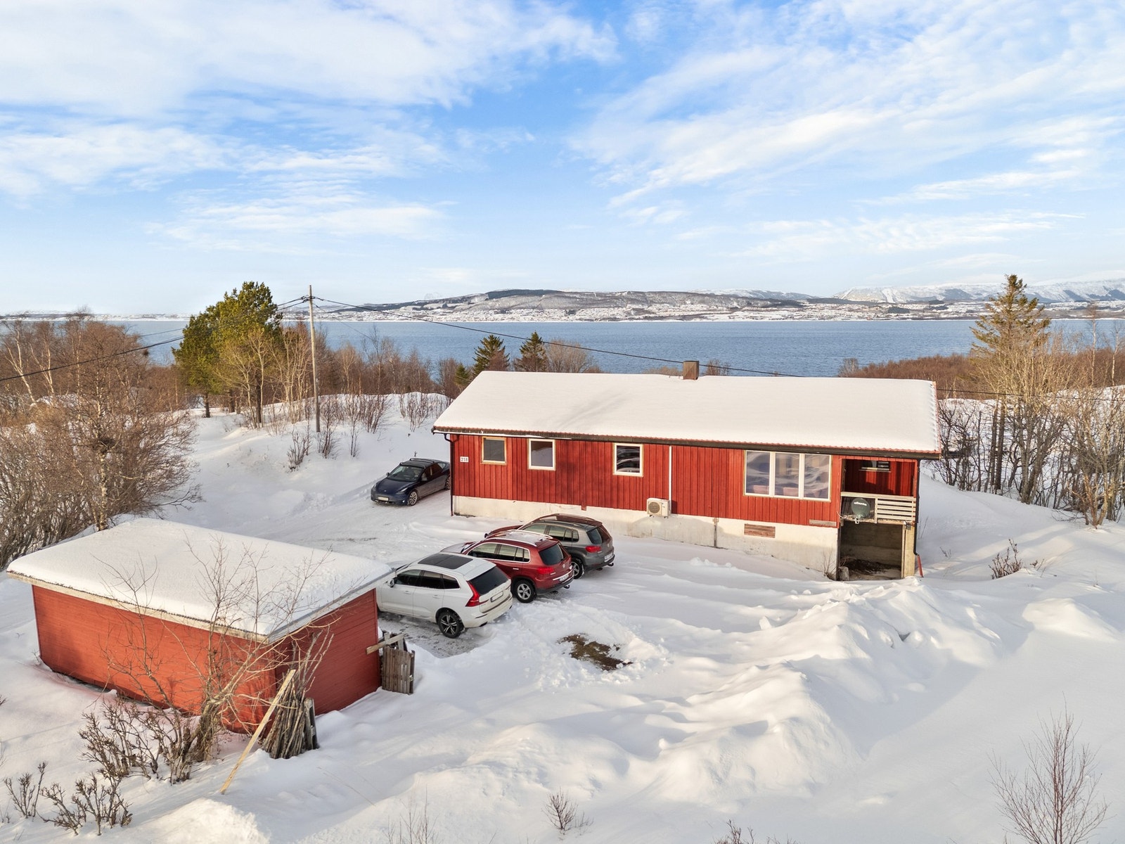 Boligen har svært god biloppstillingsplass rundt store deler av boligen. Galleribilde