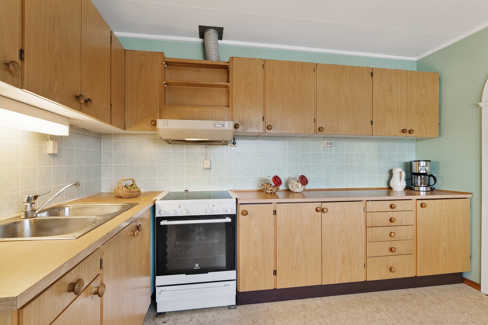 Kjøkkenet er innredet med glatte fronter og har en laminert benkeplate. Galleribilde