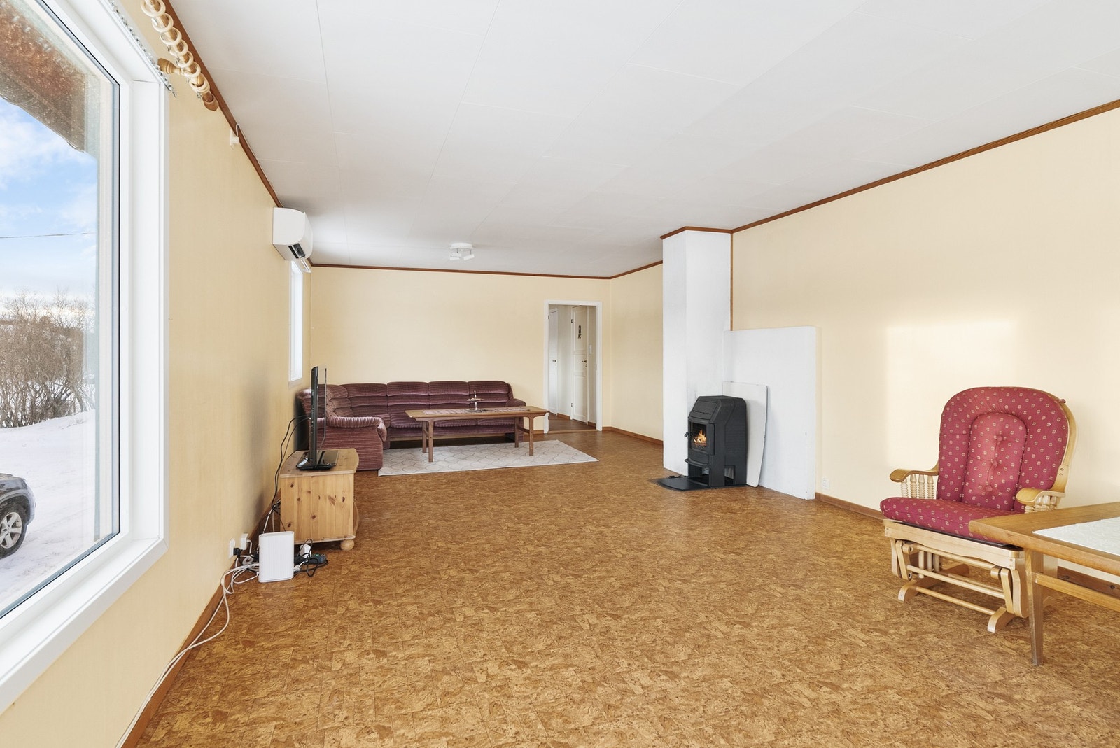 Romslig stue med flere møbleringsmuligheter Galleribilde