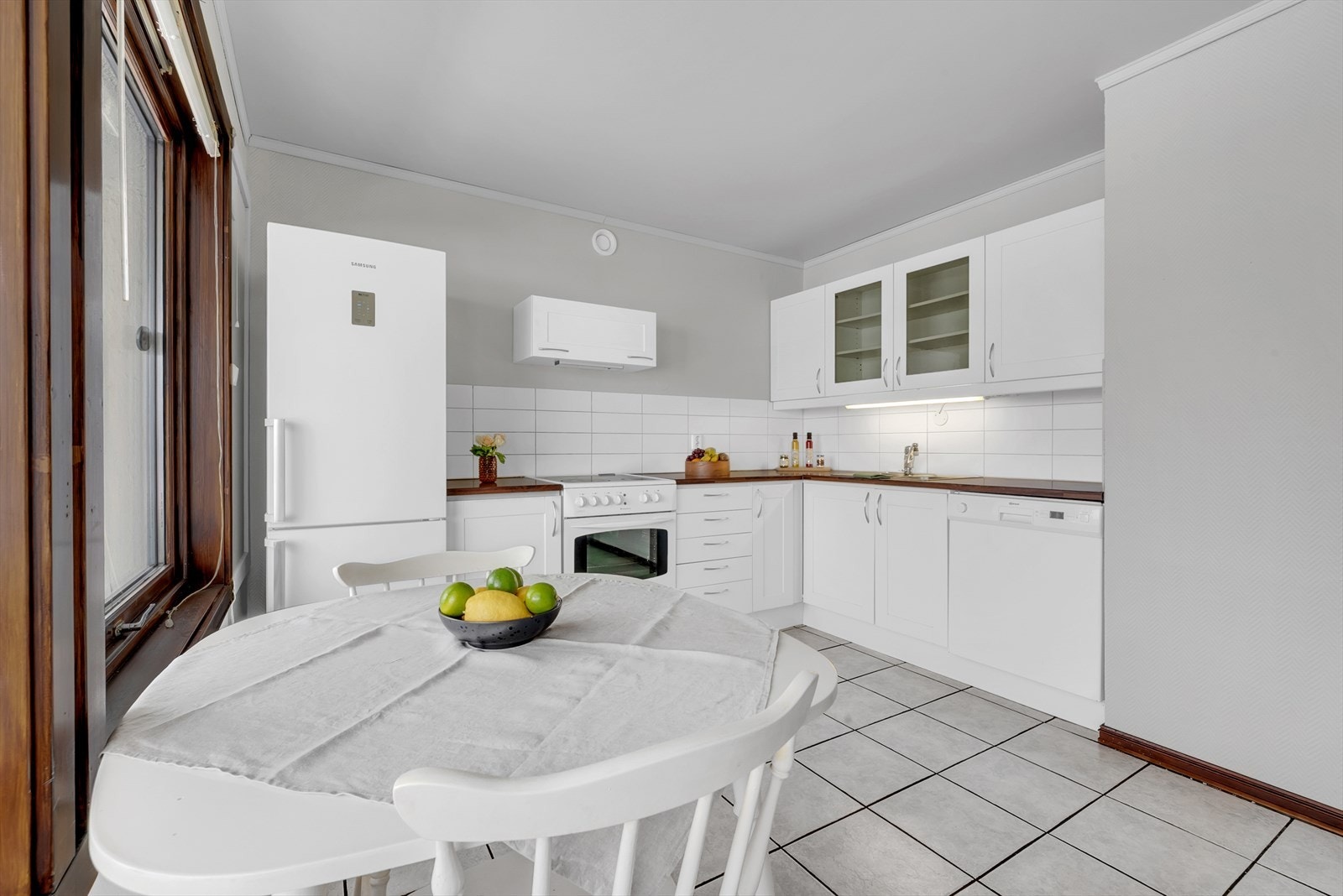 Godt med skap- og benkeplass, samt fliser over benken. Galleribilde