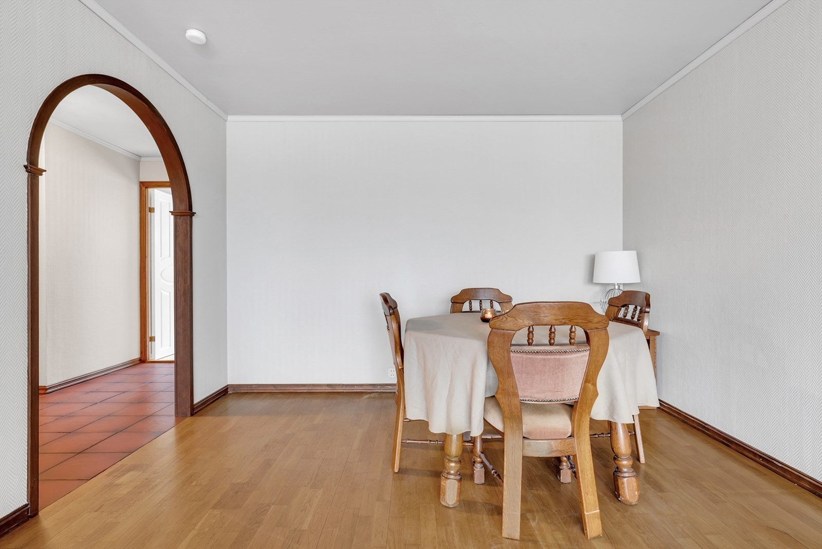 Fra den utvidede entreen åpner leiligheten seg opp mot stue og spisestue. Galleribilde