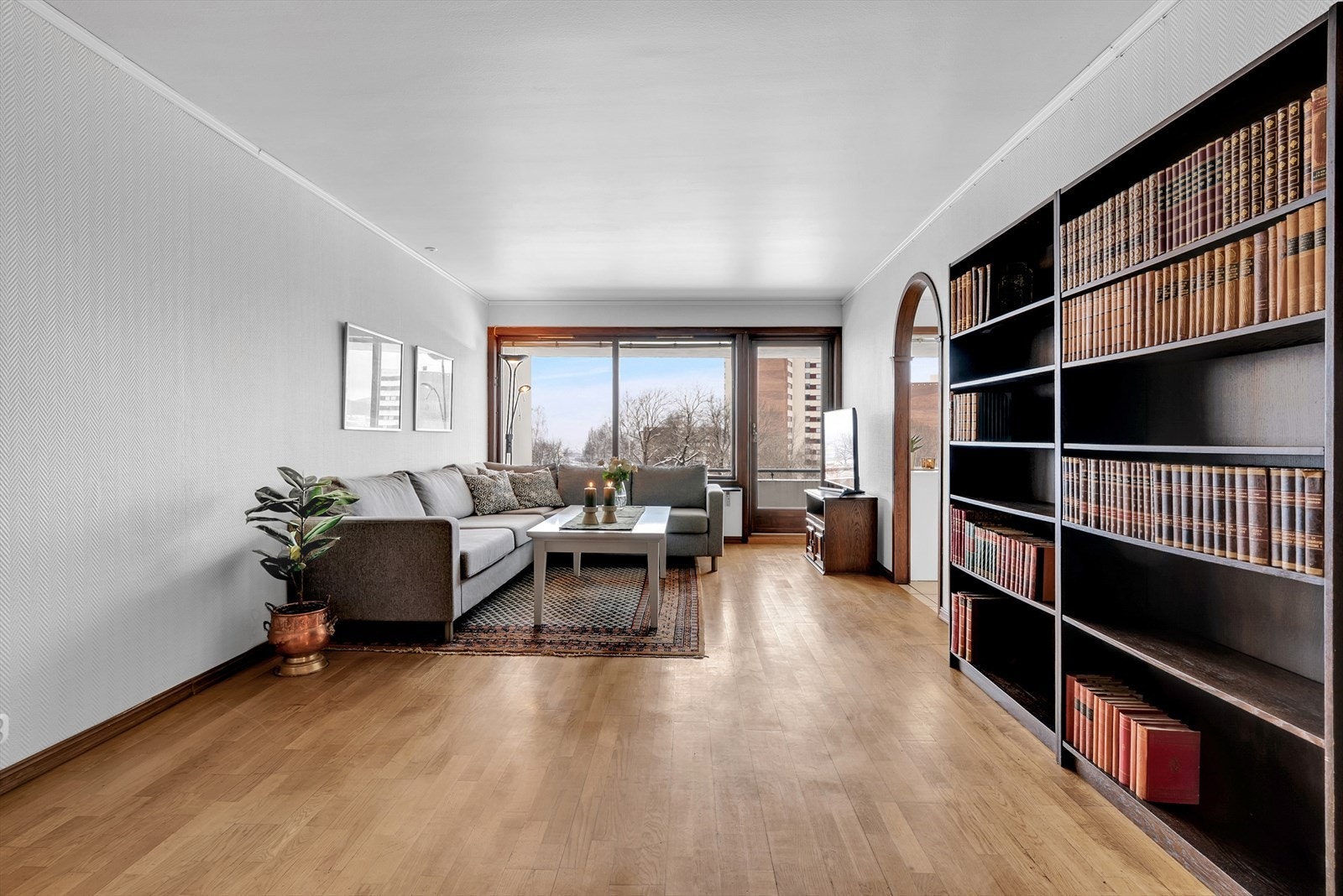 Stuen har eikeparkett på gulv og direkte utgang til en stor balkong. Galleribilde