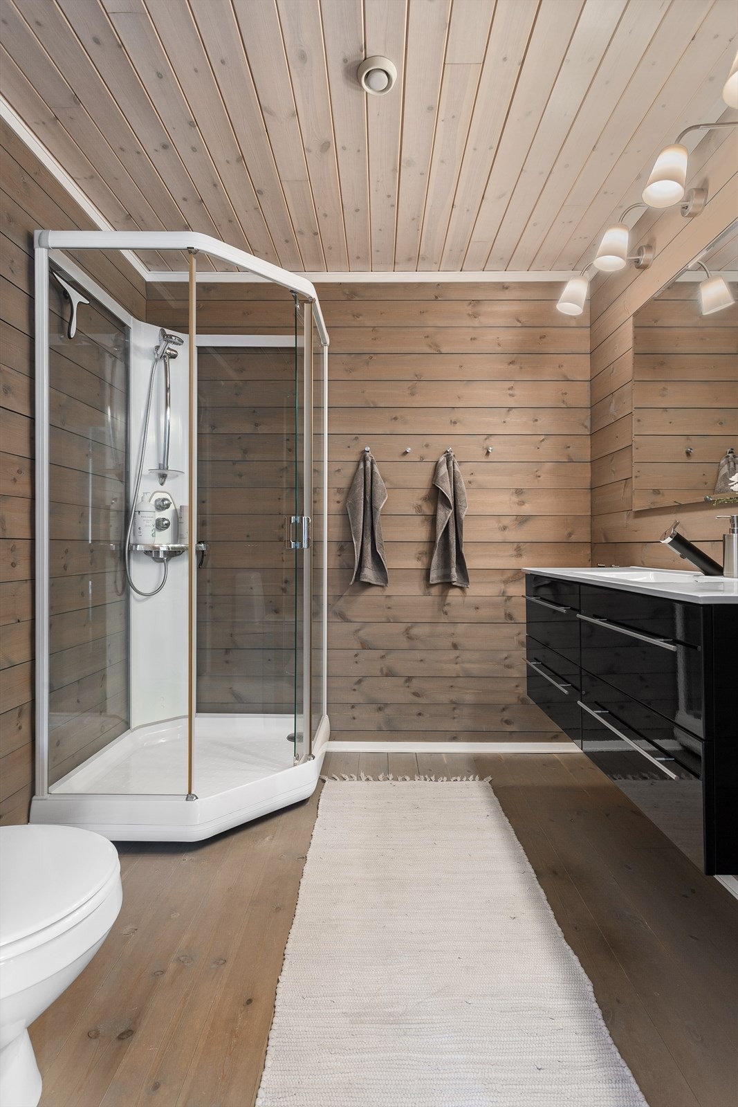 Dusjkabinett og gulvstående toalett Galleribilde