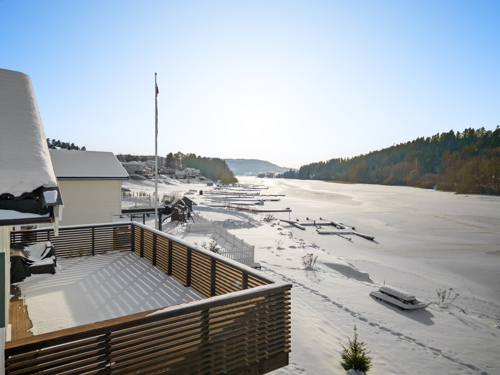 Enebolig med attraktiv beliggenhet. Balkong med flott utsikt mot elva. Foto: Ole Thorgeir Solheim Thoresen Galleribilde