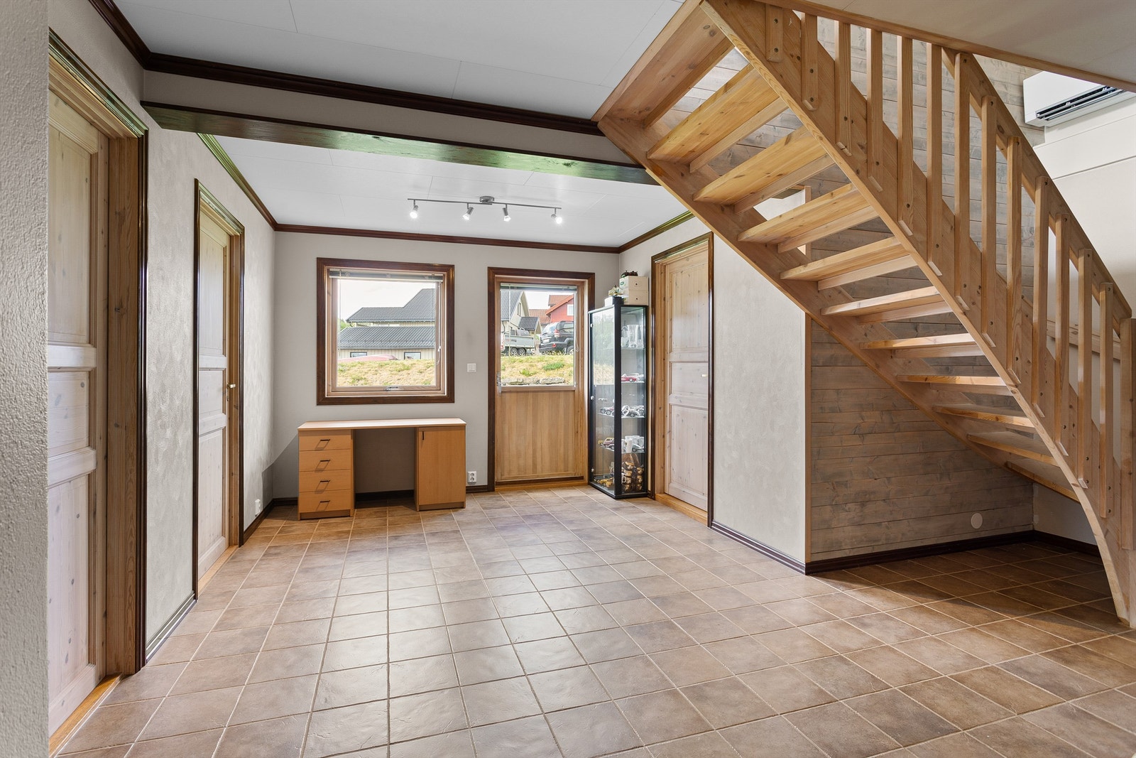 Romslig hall med fliser på gulv. Utgang fra stue til vestvendt markterrasse på ca. 29 kvm. Galleribilde