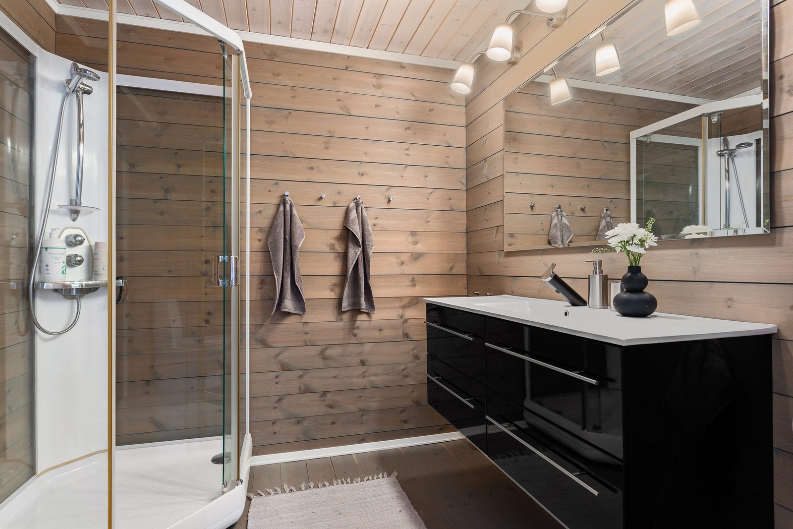 Bad med heltregulv og panel på vegger Galleribilde